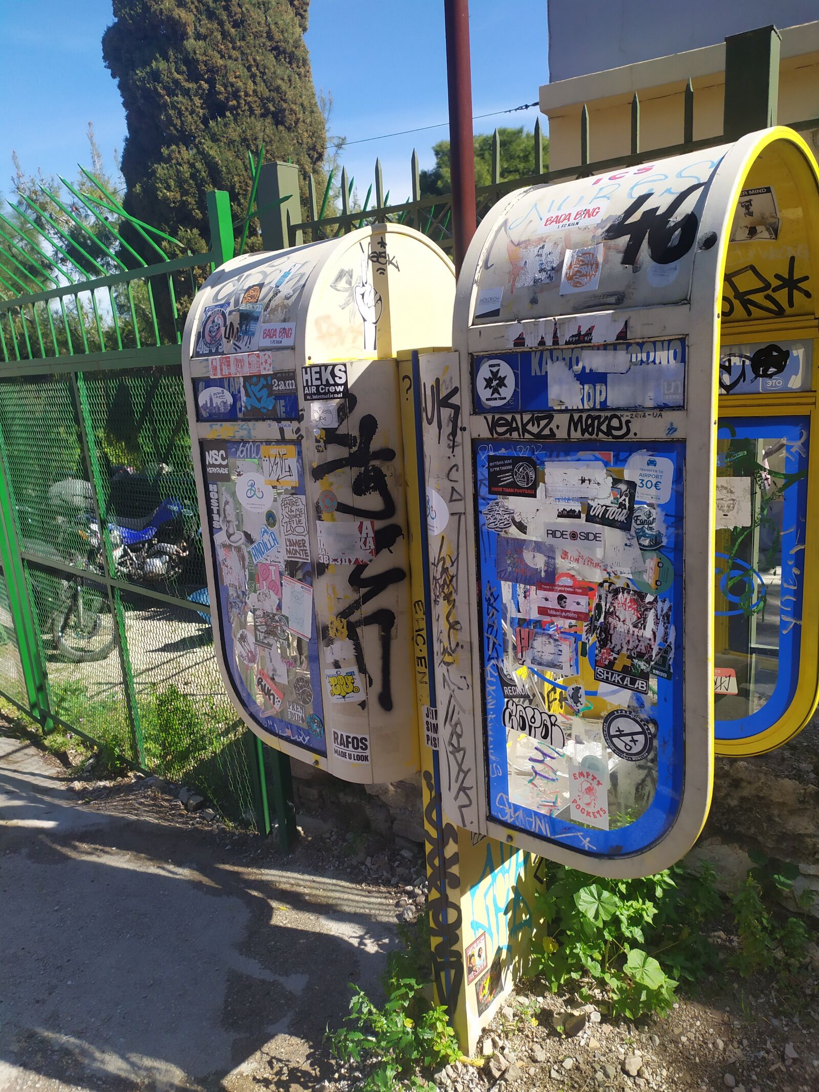 Xiaomi Redmi Note 7 sample photo. Phone, old, graffiti photography