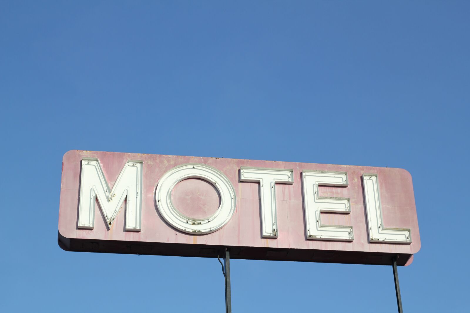 Canon EOS 550D (EOS Rebel T2i / EOS Kiss X4) sample photo. Motel, sign, vintage photography