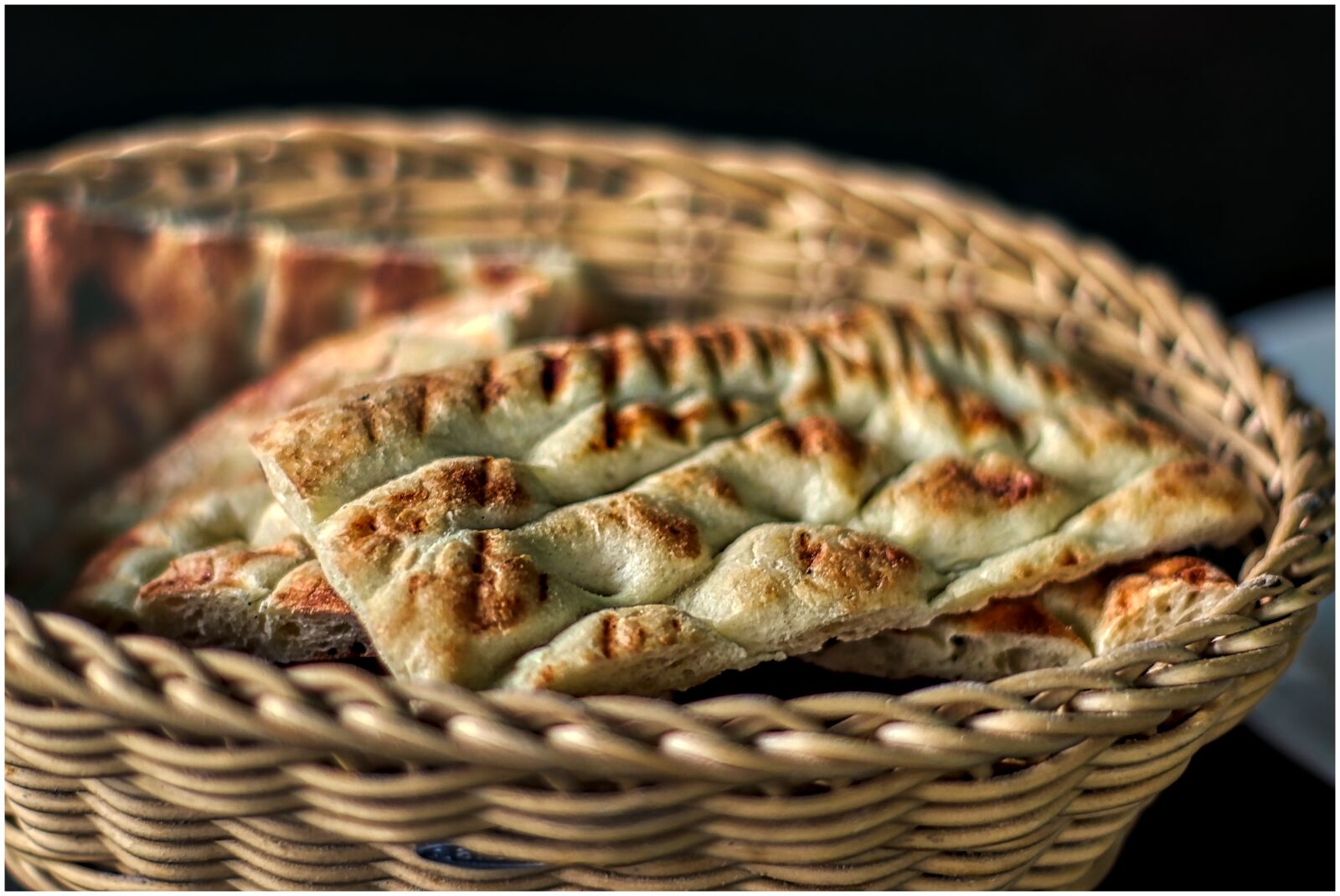 Canon EOS 200D (EOS Rebel SL2 / EOS Kiss X9) sample photo. Bread, basket, food photography