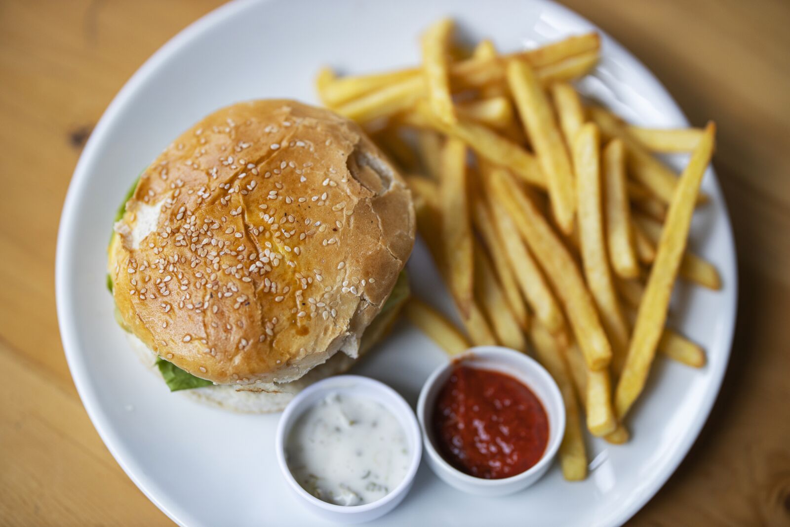 Canon RF 85mm F1.2L USM sample photo. Burger, potato, food photography