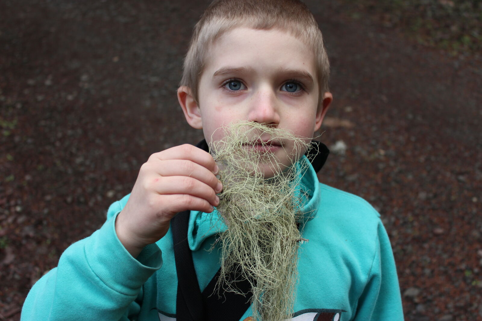 Canon EOS 1200D (EOS Rebel T5 / EOS Kiss X70 / EOS Hi) sample photo. Boy, moss, young photography