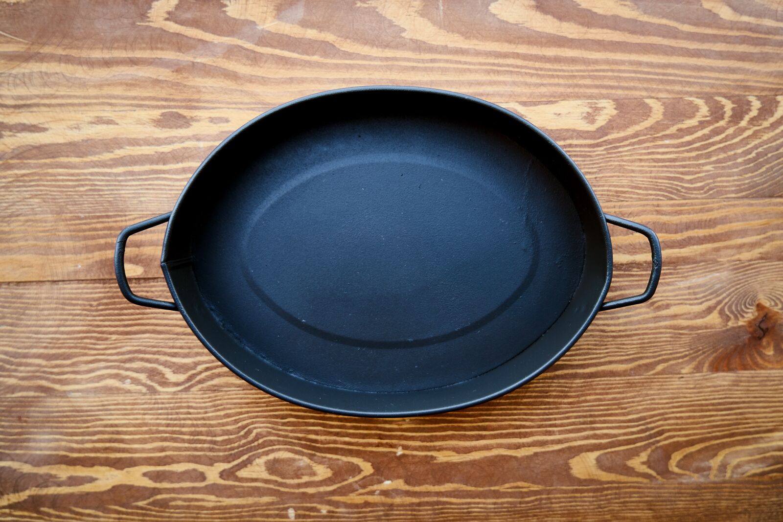 Sony a7R II sample photo. Pot, black, wooden table photography