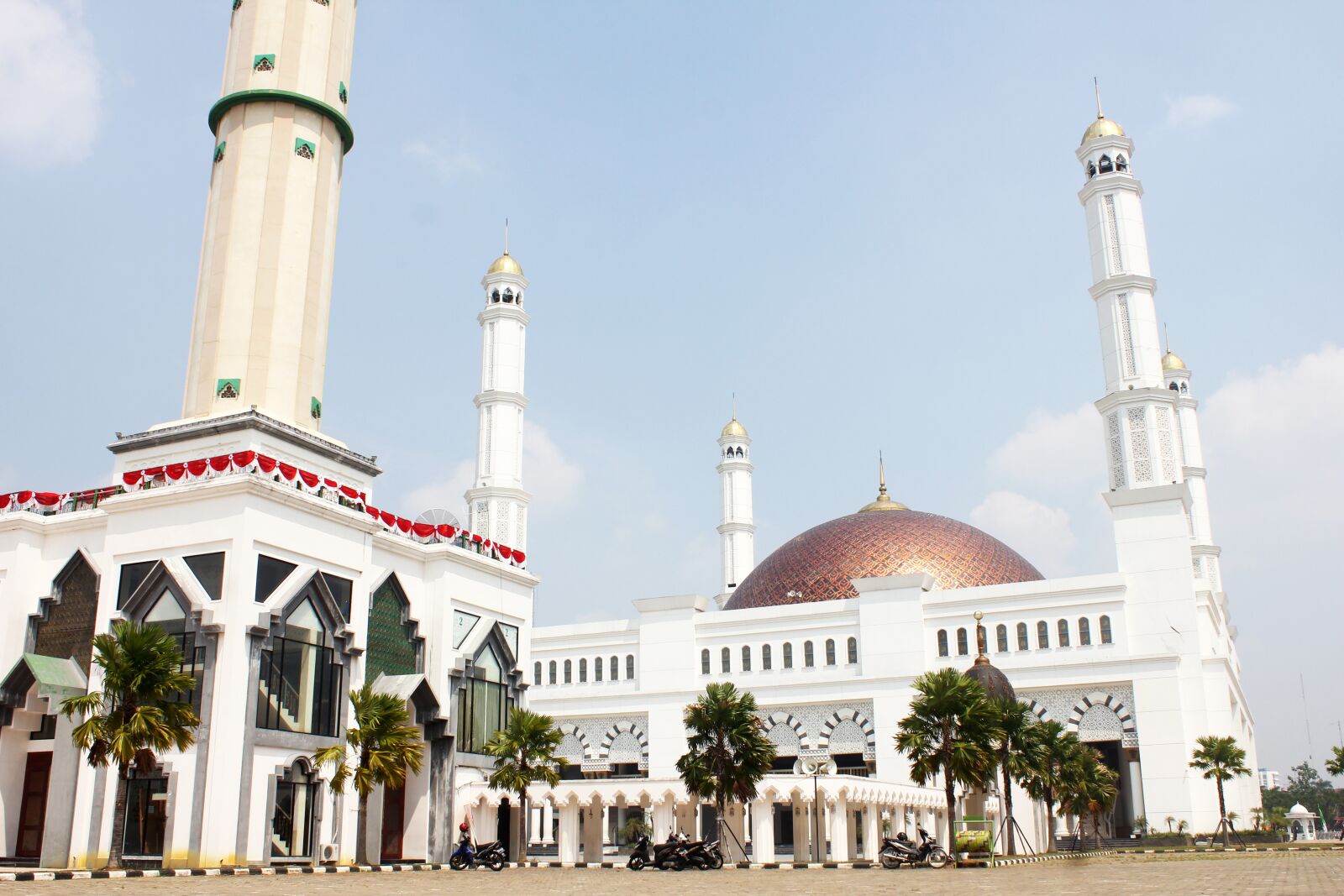 Canon EOS 550D (EOS Rebel T2i / EOS Kiss X4) sample photo. Mujahidin grand mosque, pontianak photography