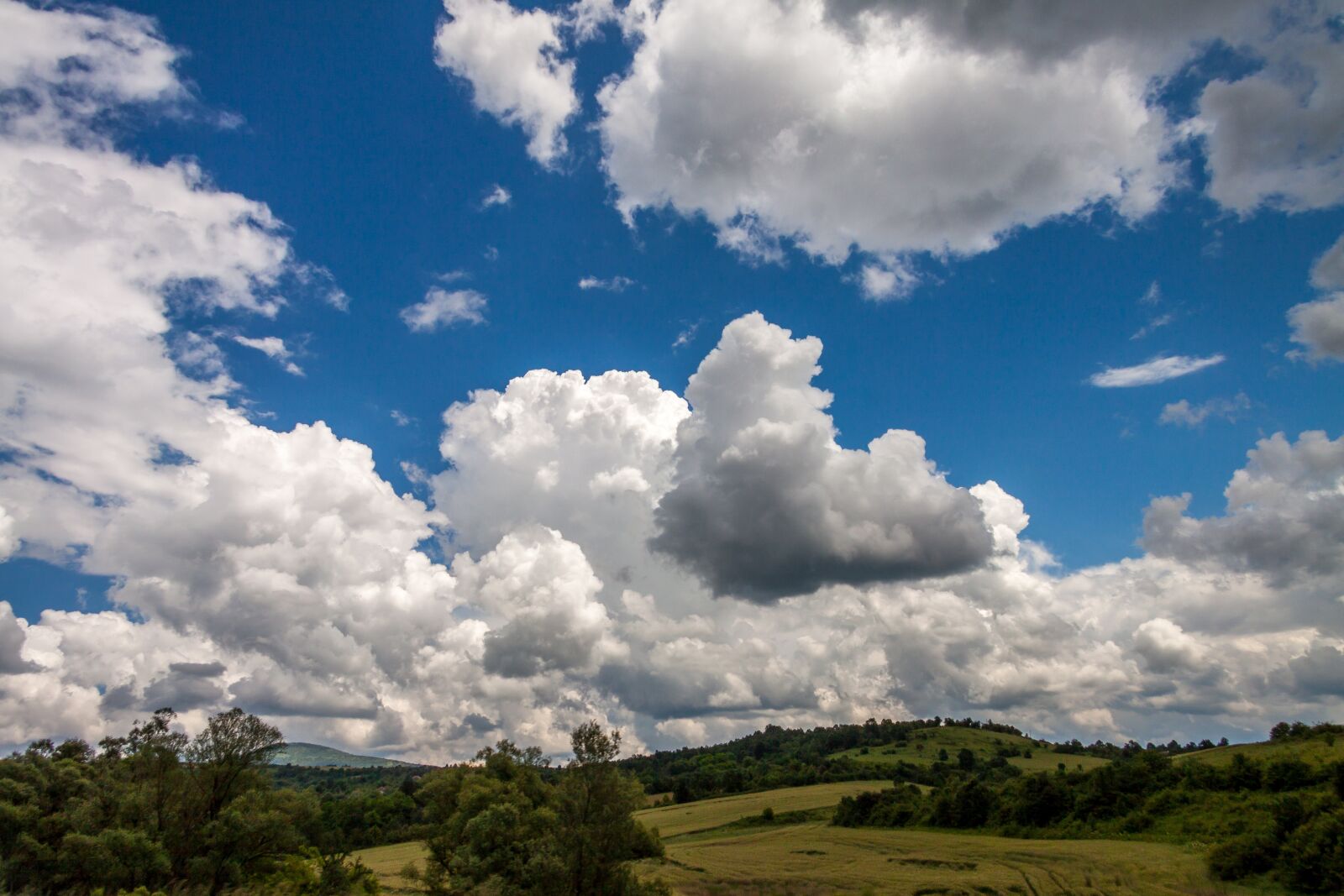 Canon EF-S 17-85mm F4-5.6 IS USM sample photo. Clouds, sky, nature photography