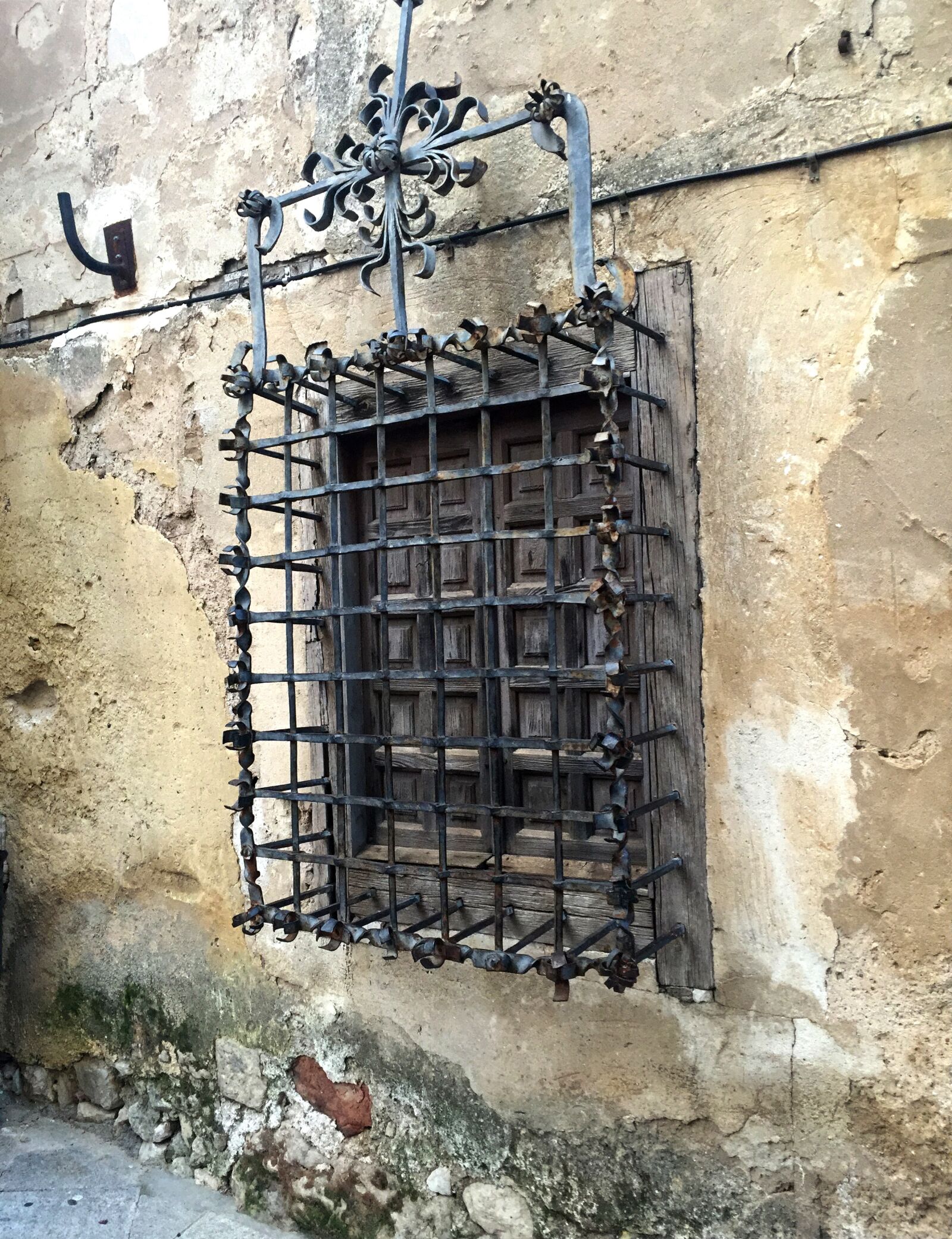 Apple iPhone 6 sample photo. Window, old facade, grate photography