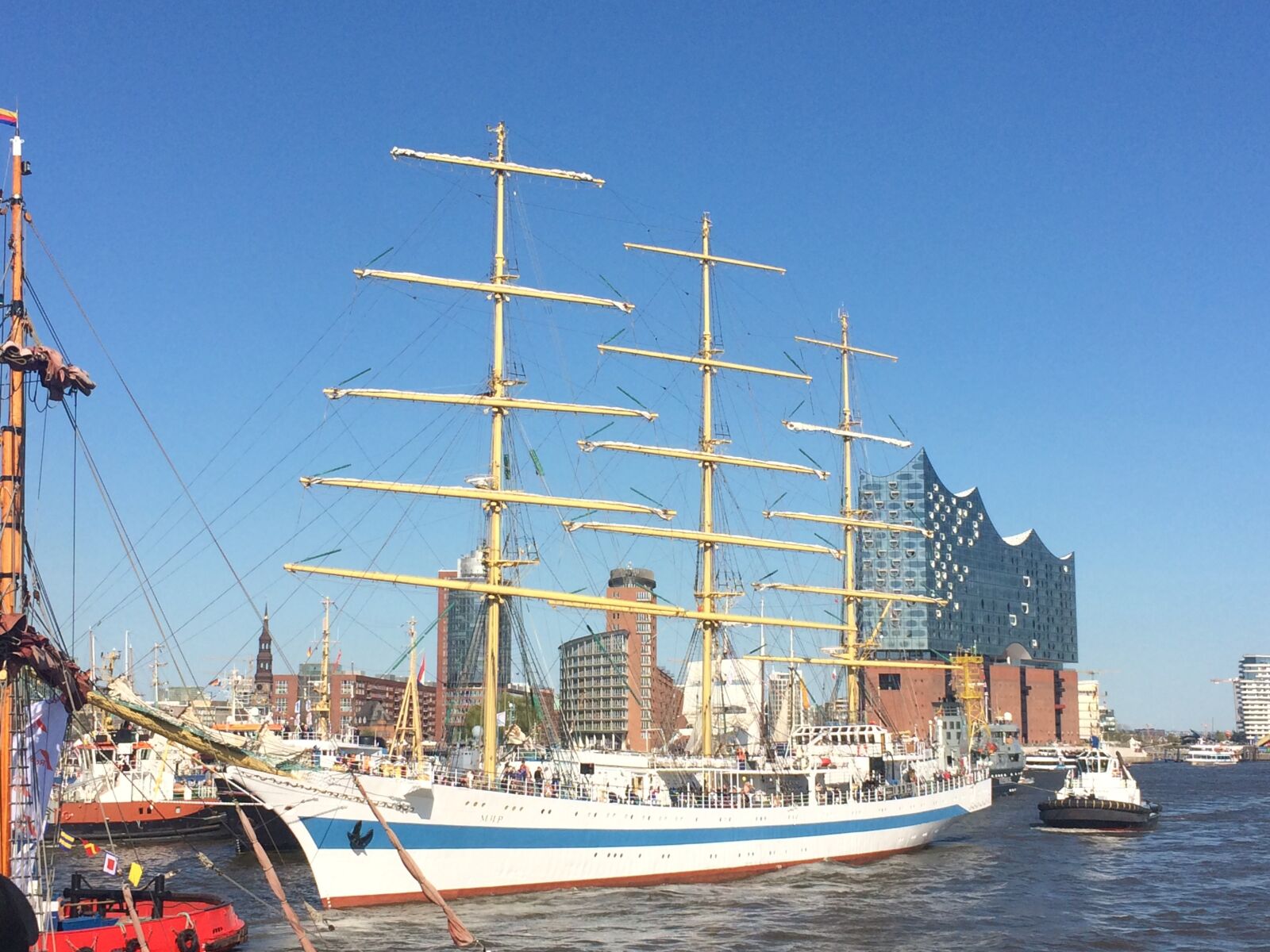 iPhone 5s back camera 4.15mm f/2.2 sample photo. Ship, hamburg, port photography