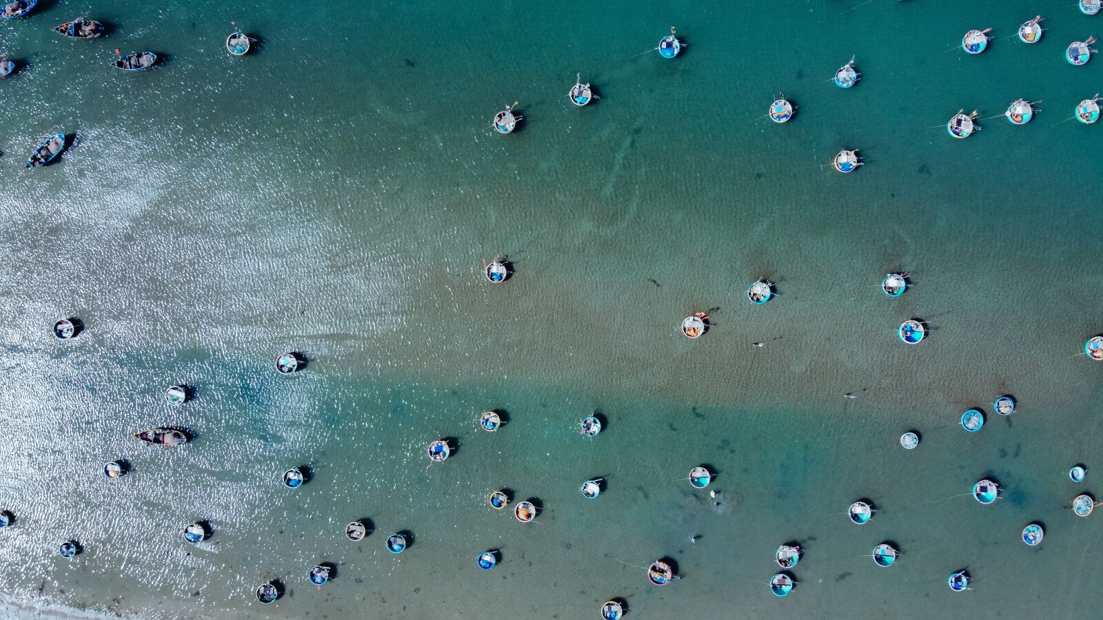 Sand lake. Наука Бич. Счастливые люди на пляже. Oak Street Beach.