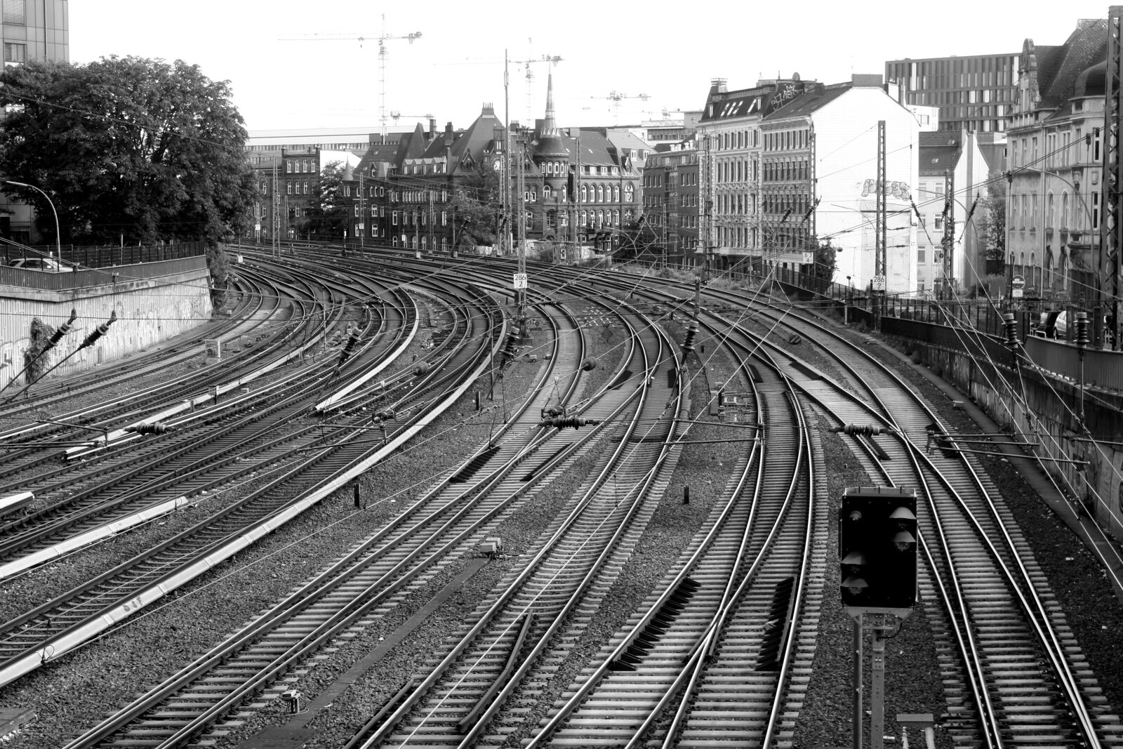 Canon EOS 1000D (EOS Digital Rebel XS / EOS Kiss F) sample photo. Gleise, rails, central station photography