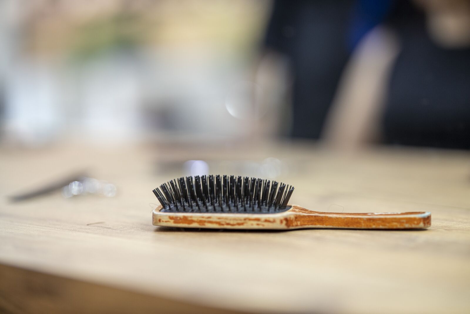 Canon RF 85mm F1.2L USM sample photo. Hair, comb, brush photography