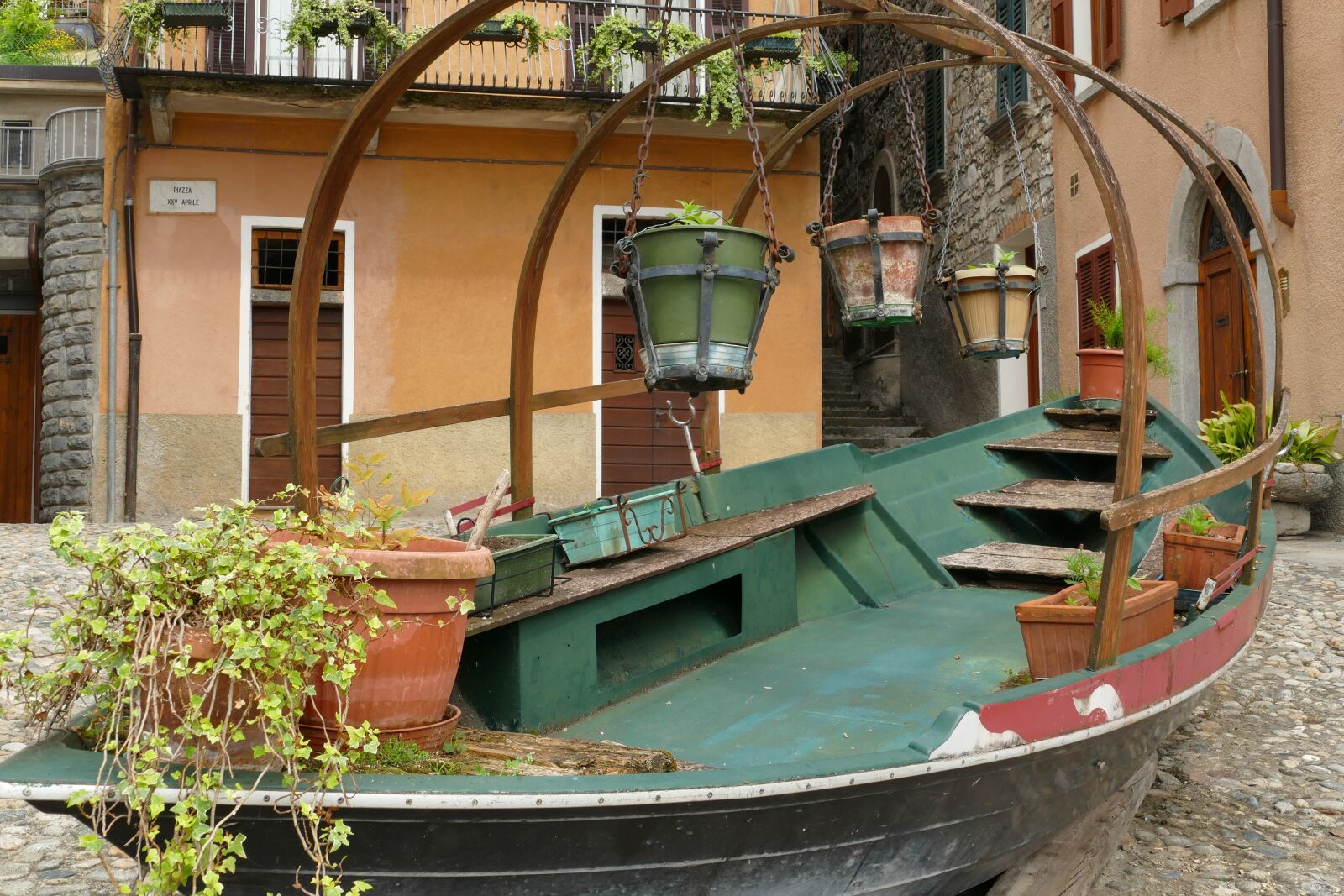 Panasonic Lumix DMC-FZ1000 sample photo. Boat, retired, decoration photography