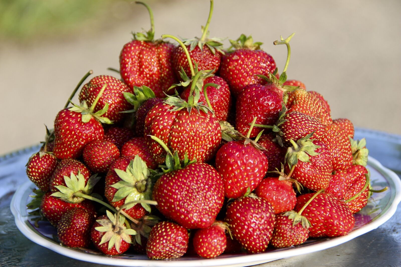 Canon EOS 650D (EOS Rebel T4i / EOS Kiss X6i) + Canon EF-S 18-135mm F3.5-5.6 IS sample photo. Strawberry, berry, fruit photography