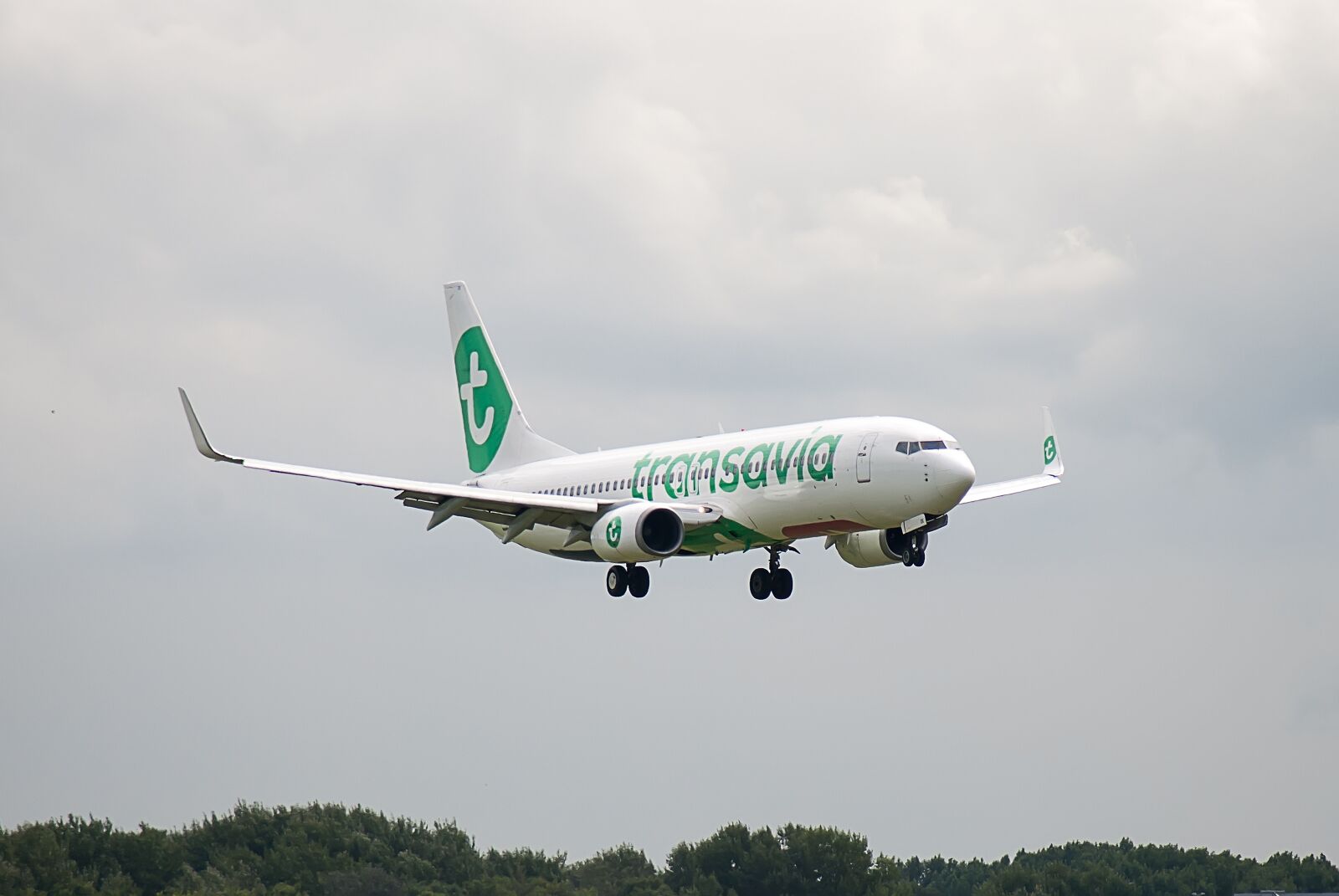 Nikon D3000 sample photo. Plane, runway, airline photography