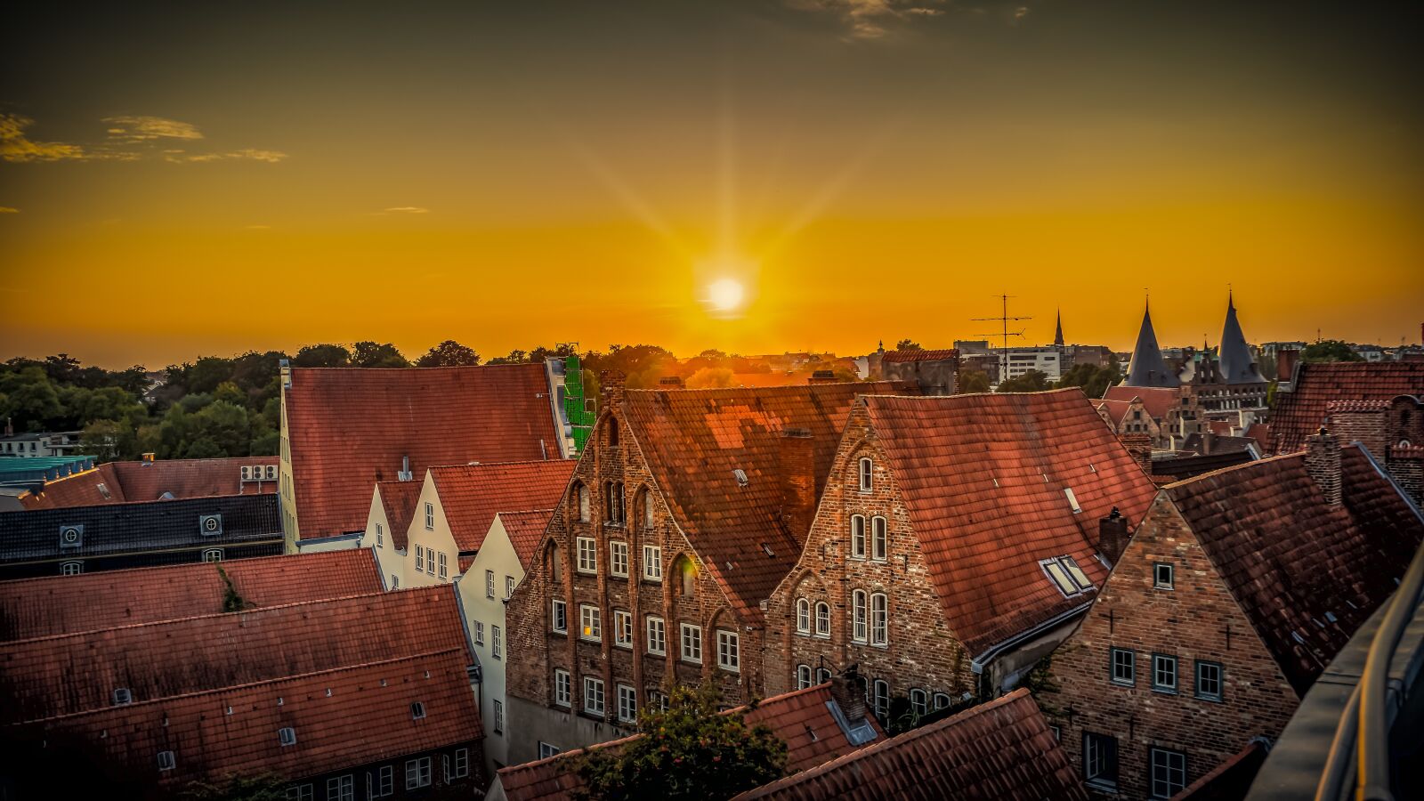 Sony a7 II + Sony FE 28-70mm F3.5-5.6 OSS sample photo. Historic center, houses, facades photography