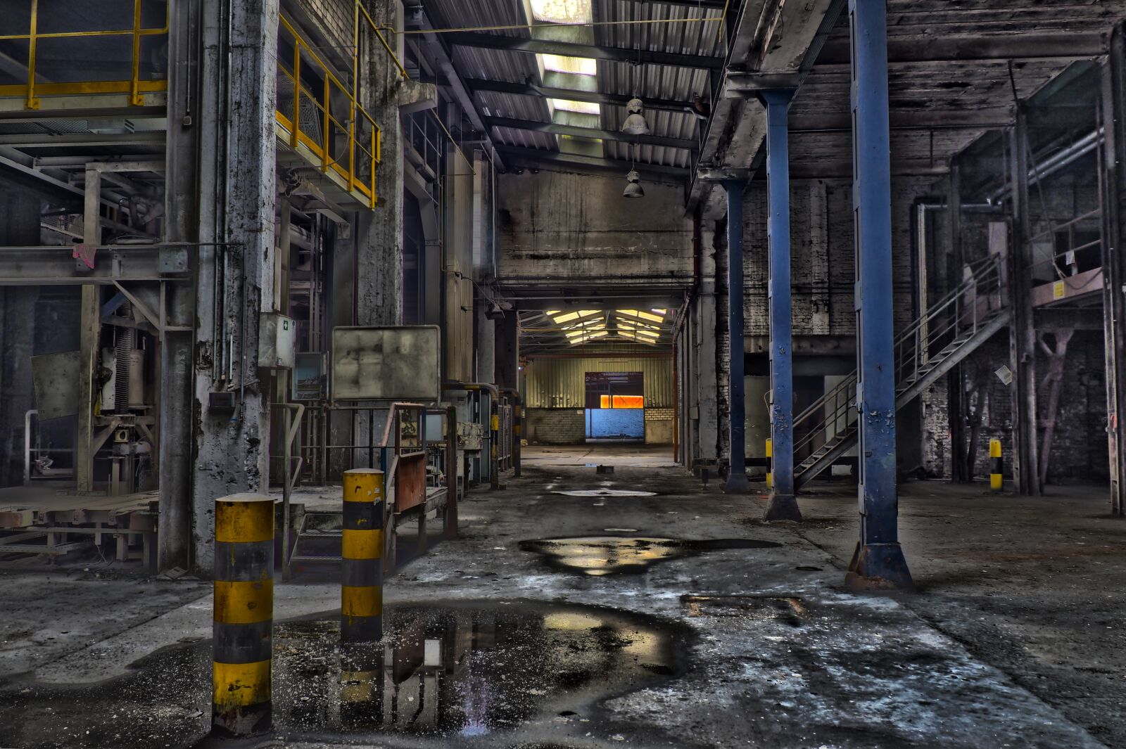 Olympus OM-D E-M10 sample photo. Lost places, factory, hall photography