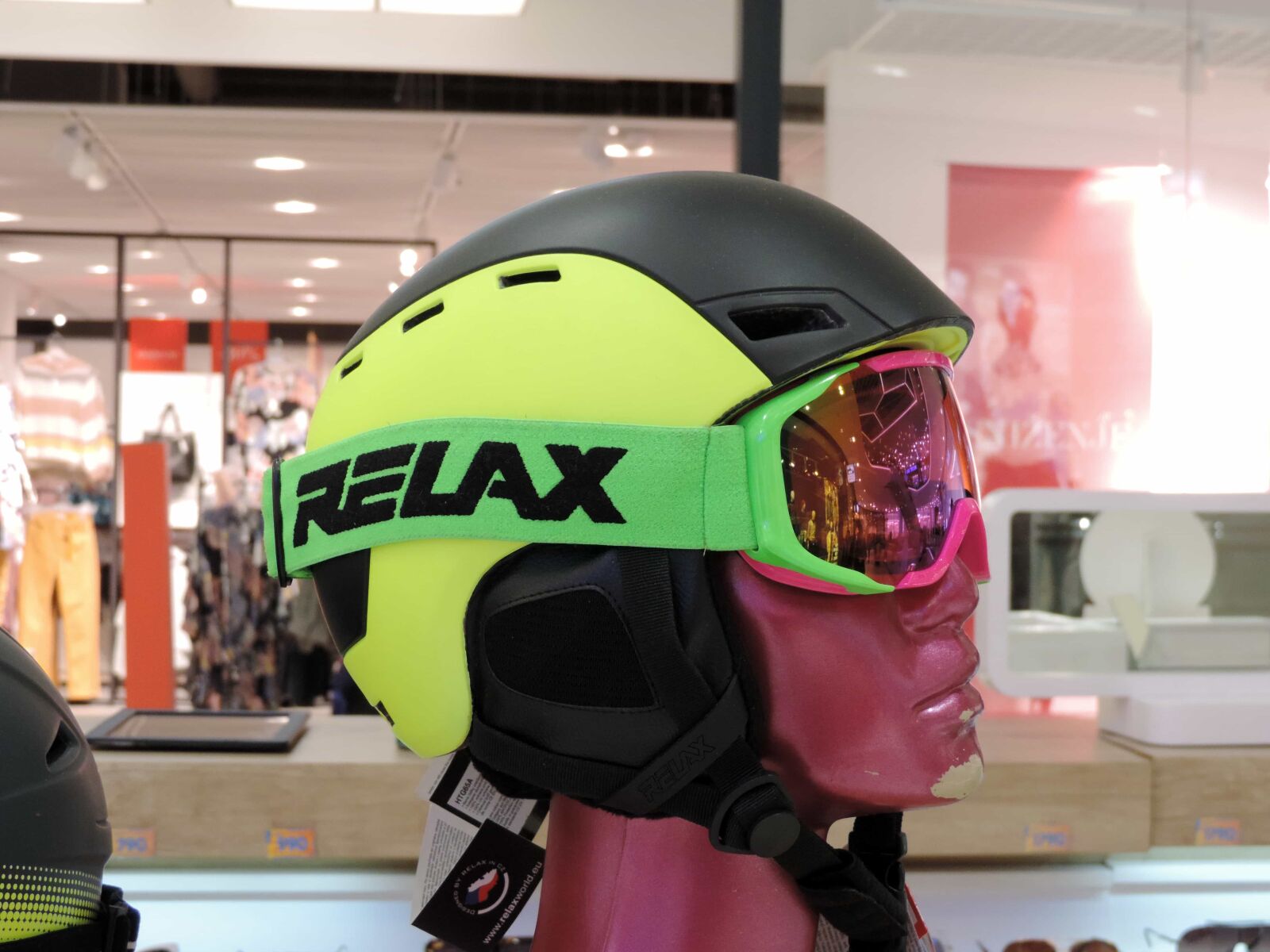 Nikon Coolpix P520 sample photo. Helmet, competition, exhibition, industry photography
