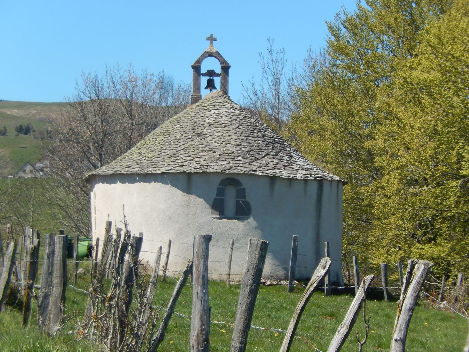 Nikon Coolpix S9500 sample photo. Chapel, auvergne, field photography