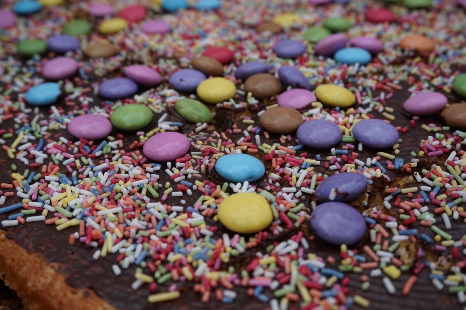 Sony E 16-50mm F3.5-5.6 PZ OSS sample photo. Smarties, cake, children's birthday photography