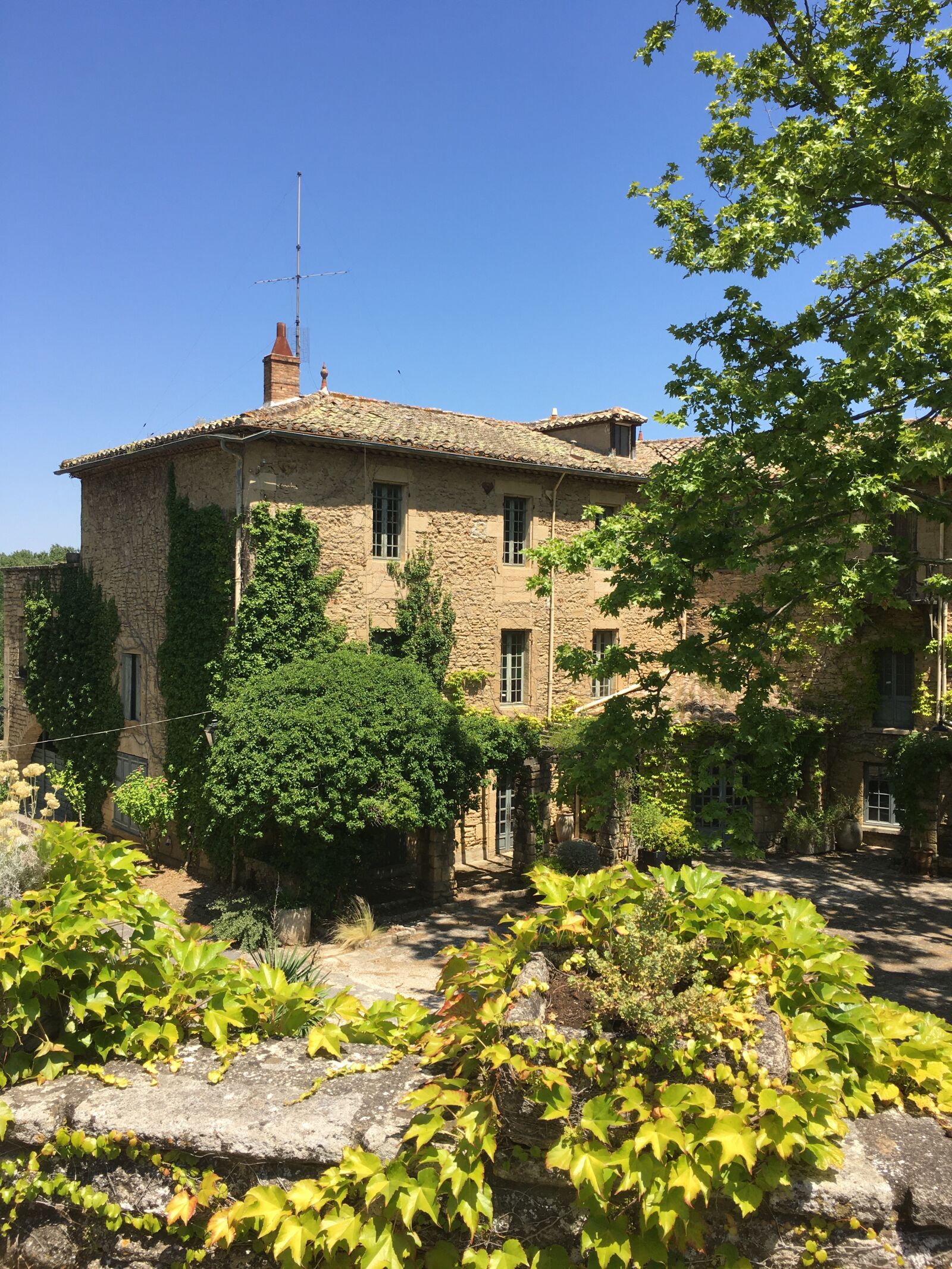 iPhone 6s Plus back camera 4.15mm f/2.2 sample photo. Provence, romantic, house photography
