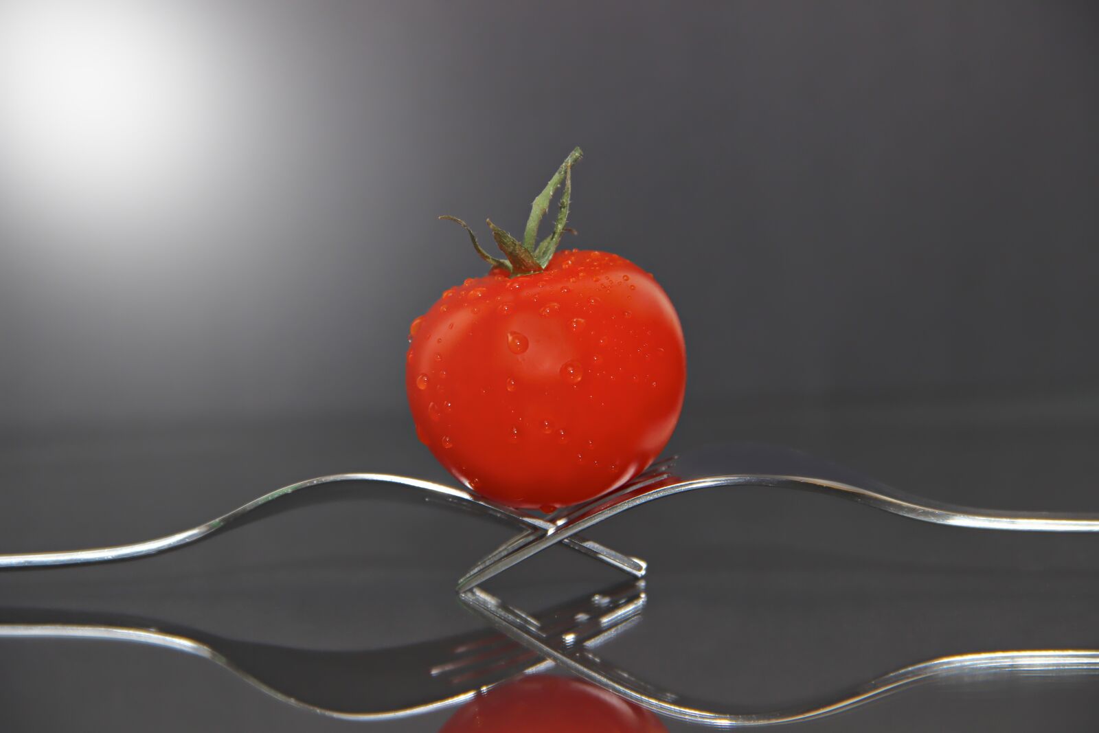 Canon EOS 600D (Rebel EOS T3i / EOS Kiss X5) sample photo. Forks, tomato, still life photography