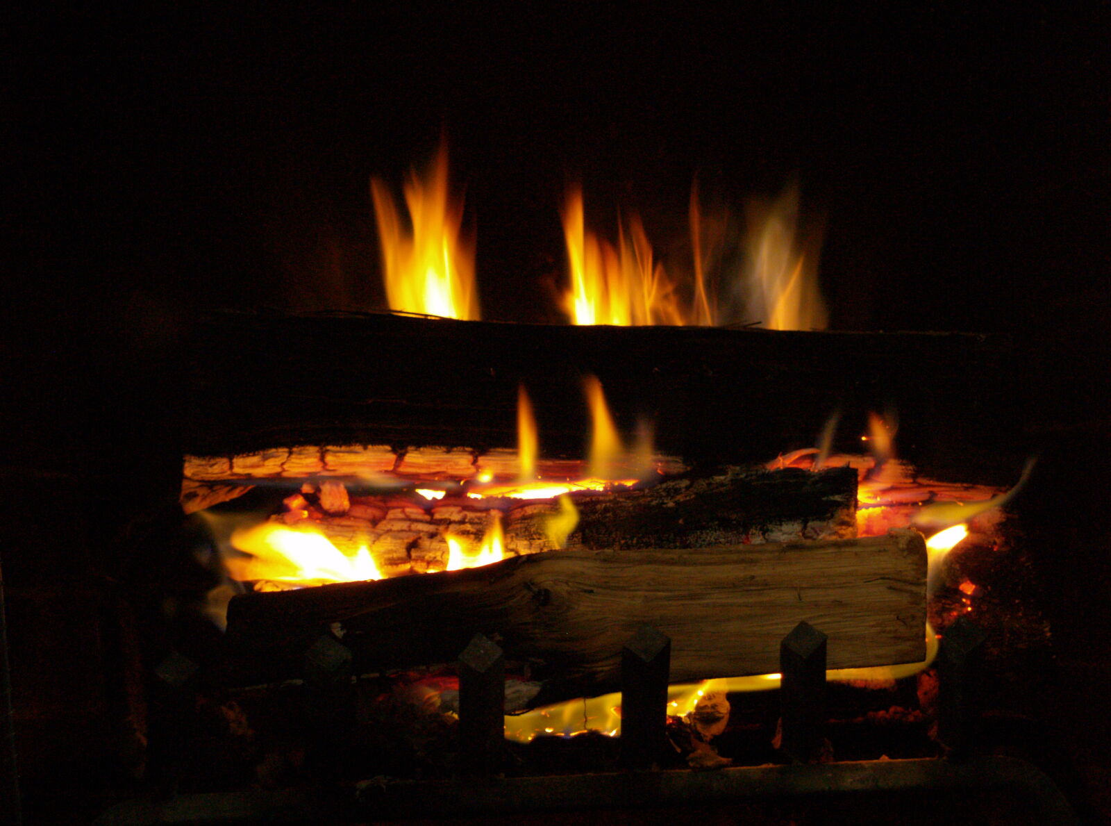 Olympus E-500 (EVOLT E-500) sample photo. Fire, fireplace, firewood, flames photography