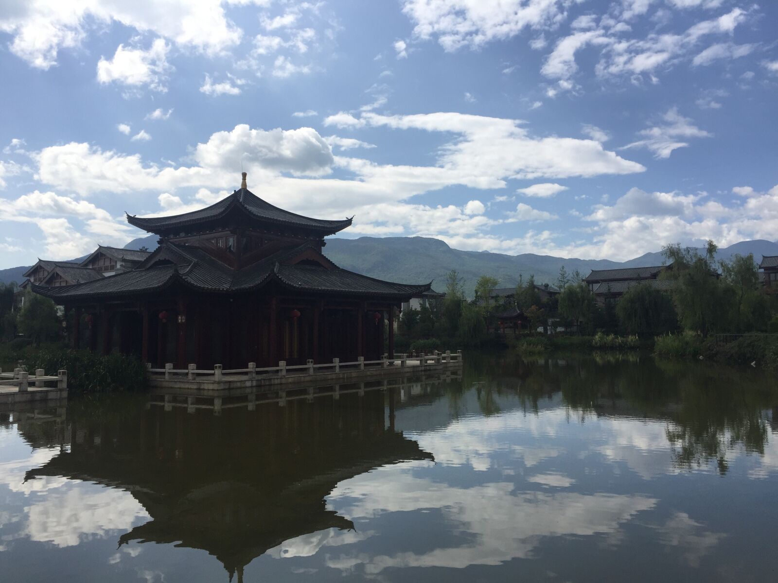 iPhone 6 Plus back camera 4.15mm f/2.2 sample photo. 玉龙, 雪山, 酒店 photography
