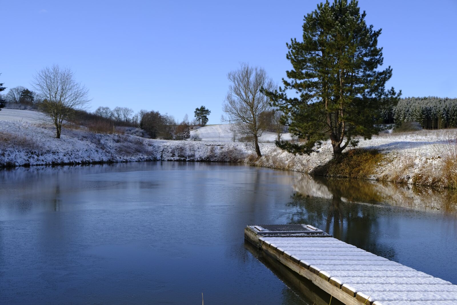 Fujifilm XF 18-55mm F2.8-4 R LM OIS sample photo. Winter, snow, lake photography