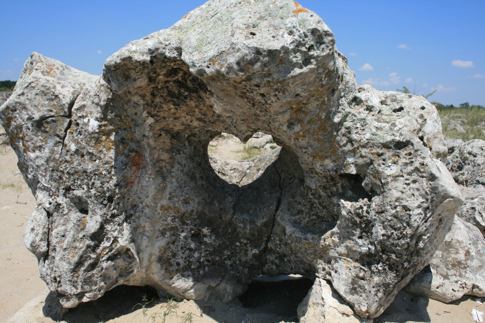 Canon EOS 400D (EOS Digital Rebel XTi / EOS Kiss Digital X) sample photo. Stone, nature, heart photography