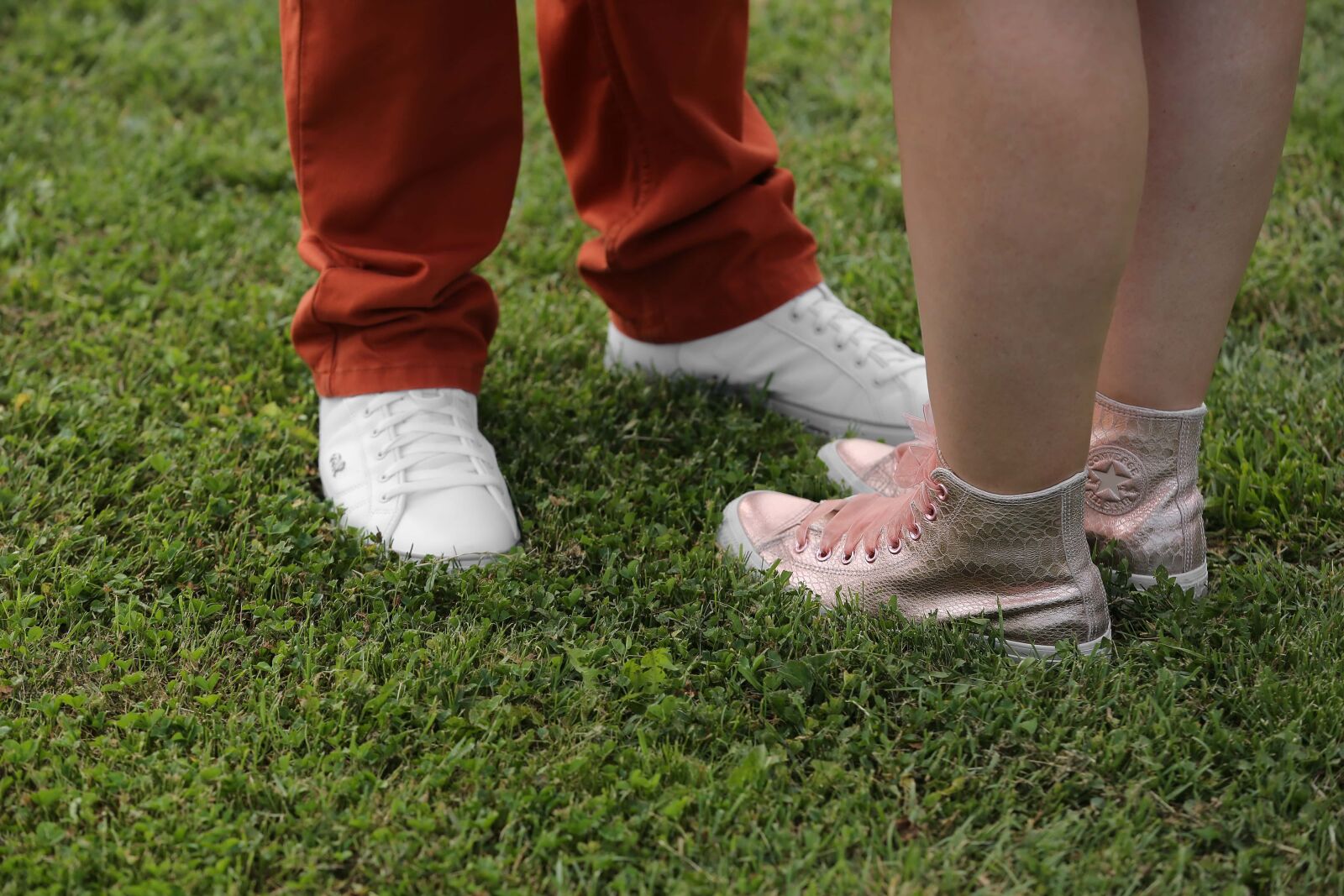 Canon EOS 5D Mark III sample photo. Sneakers, boyfriend, girlfriend, grass photography