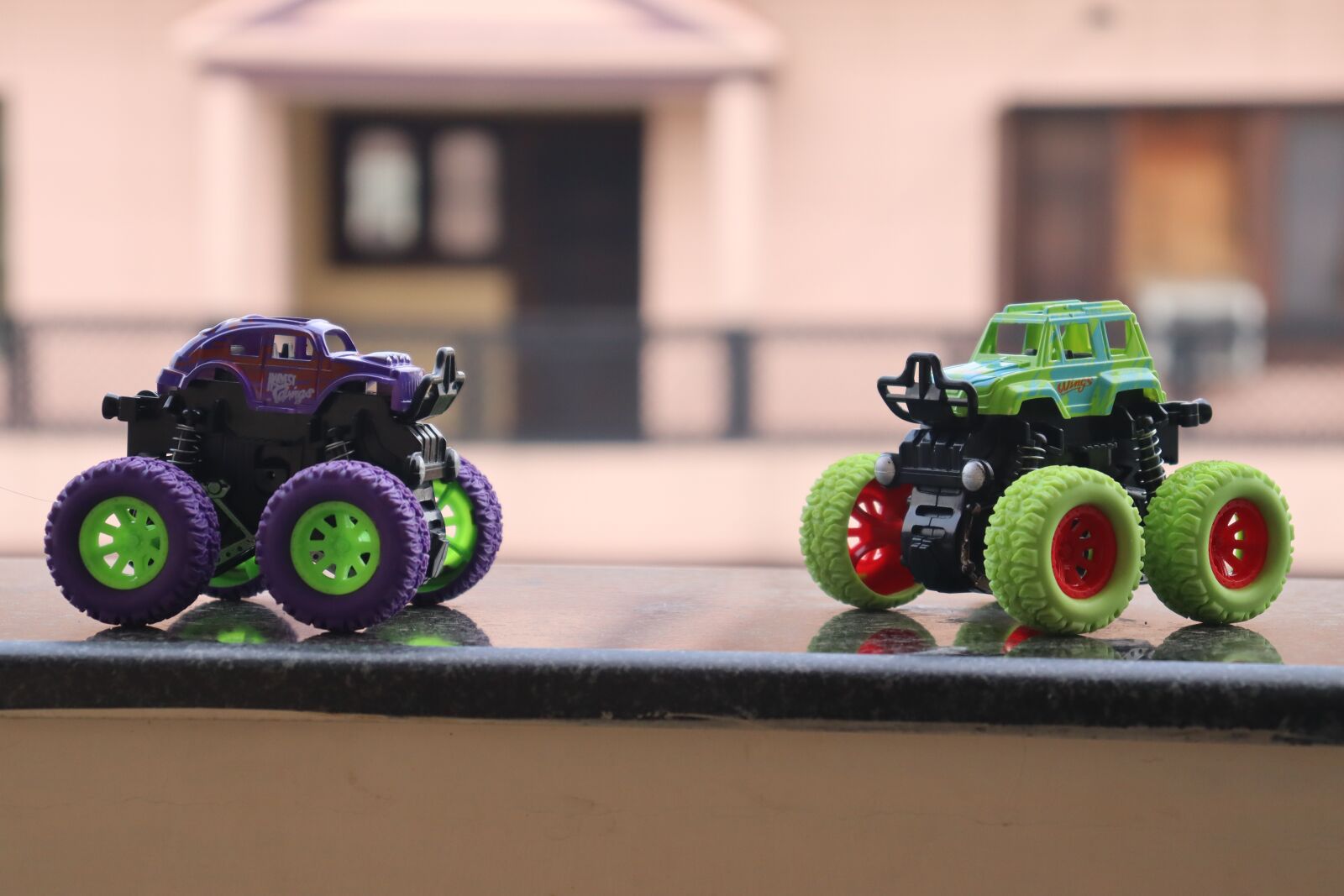 Canon EOS 250D (EOS Rebel SL3 / EOS Kiss X10 / EOS 200D II) sample photo. Toys, car, miniature photography
