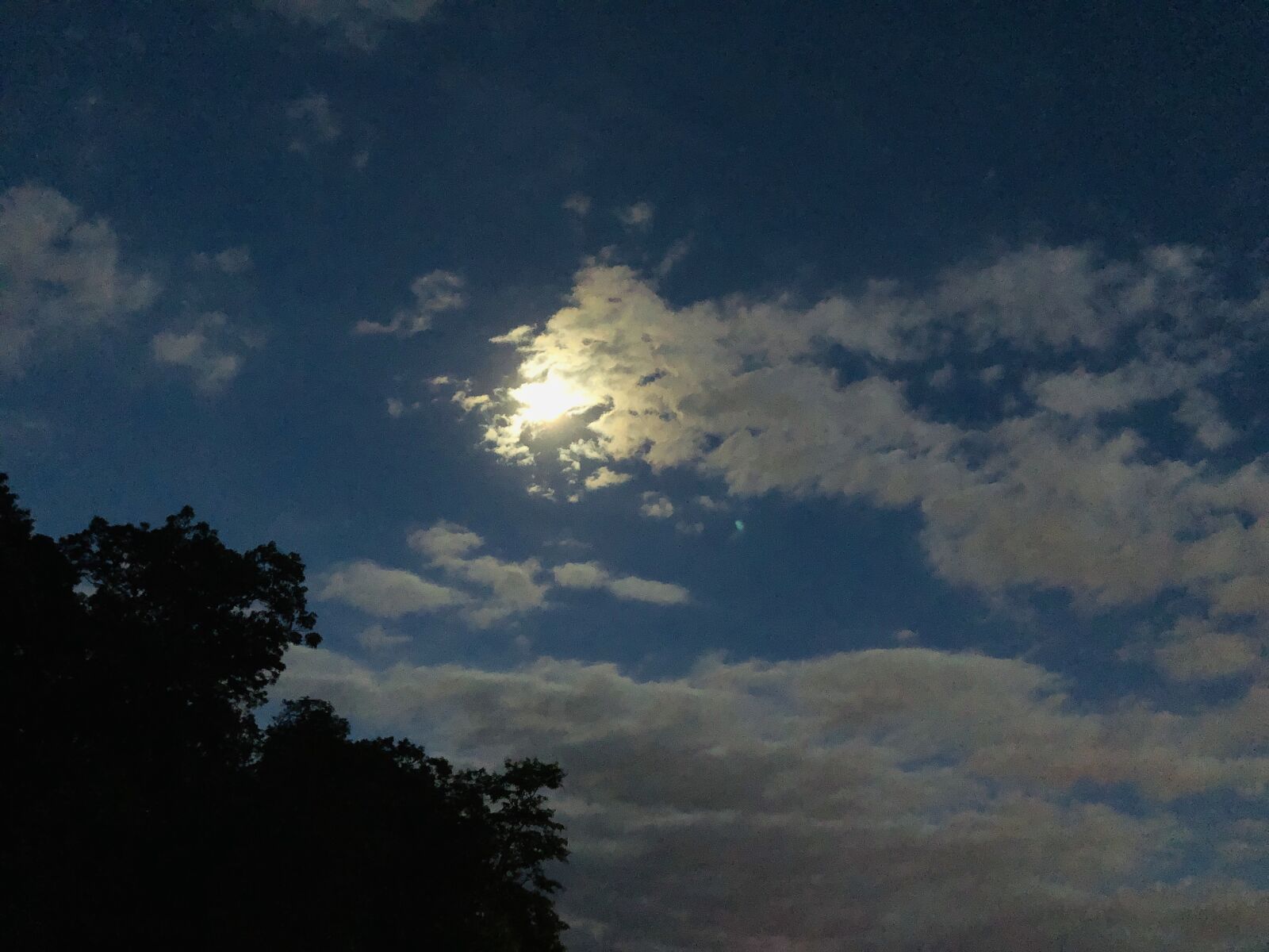 iPhone 8 back camera 3.99mm f/1.8 sample photo. Cielo, nubes, luna photography