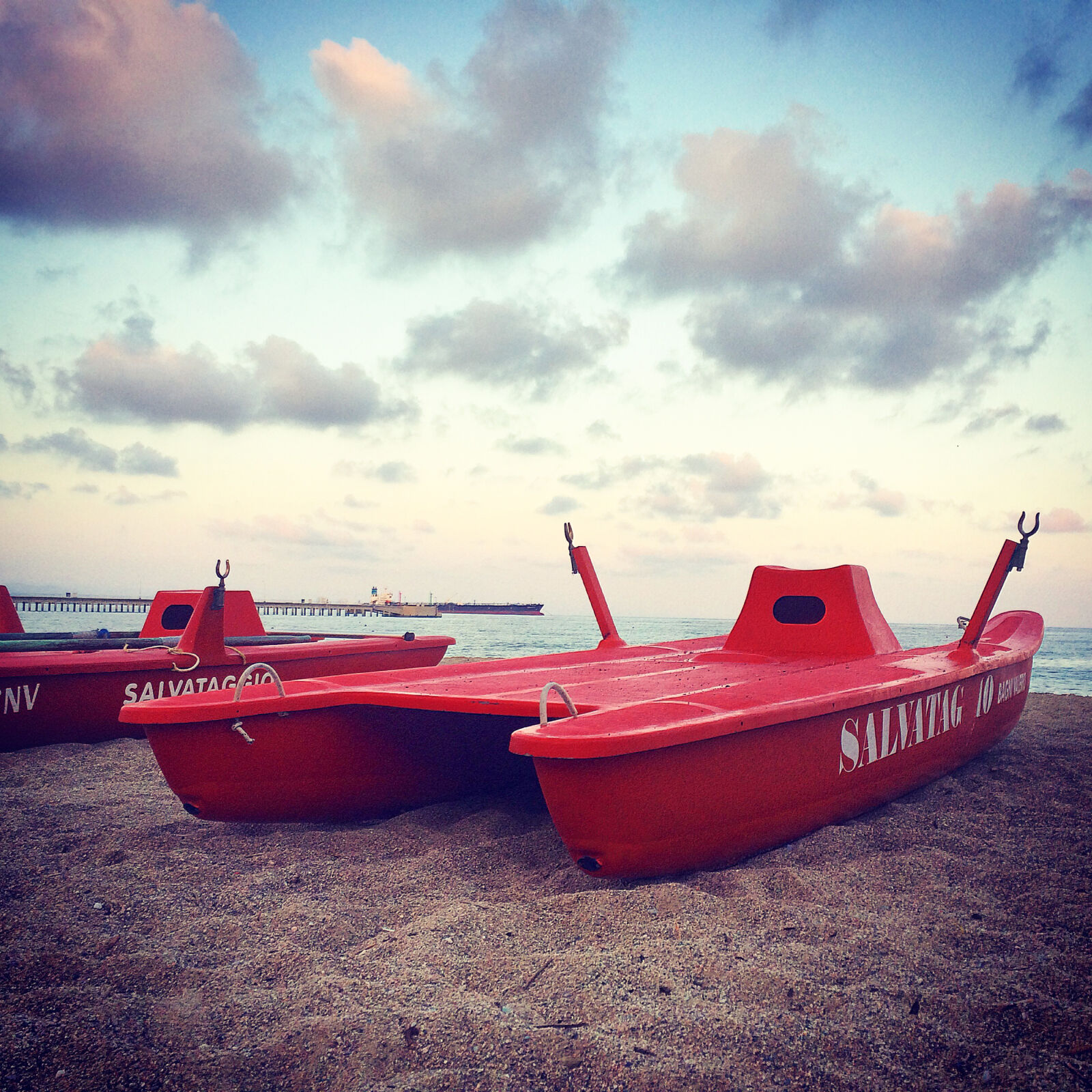 iPhone 5s back camera 4.15mm f/2.2 sample photo. Beach, boat, clouds, outdoor photography