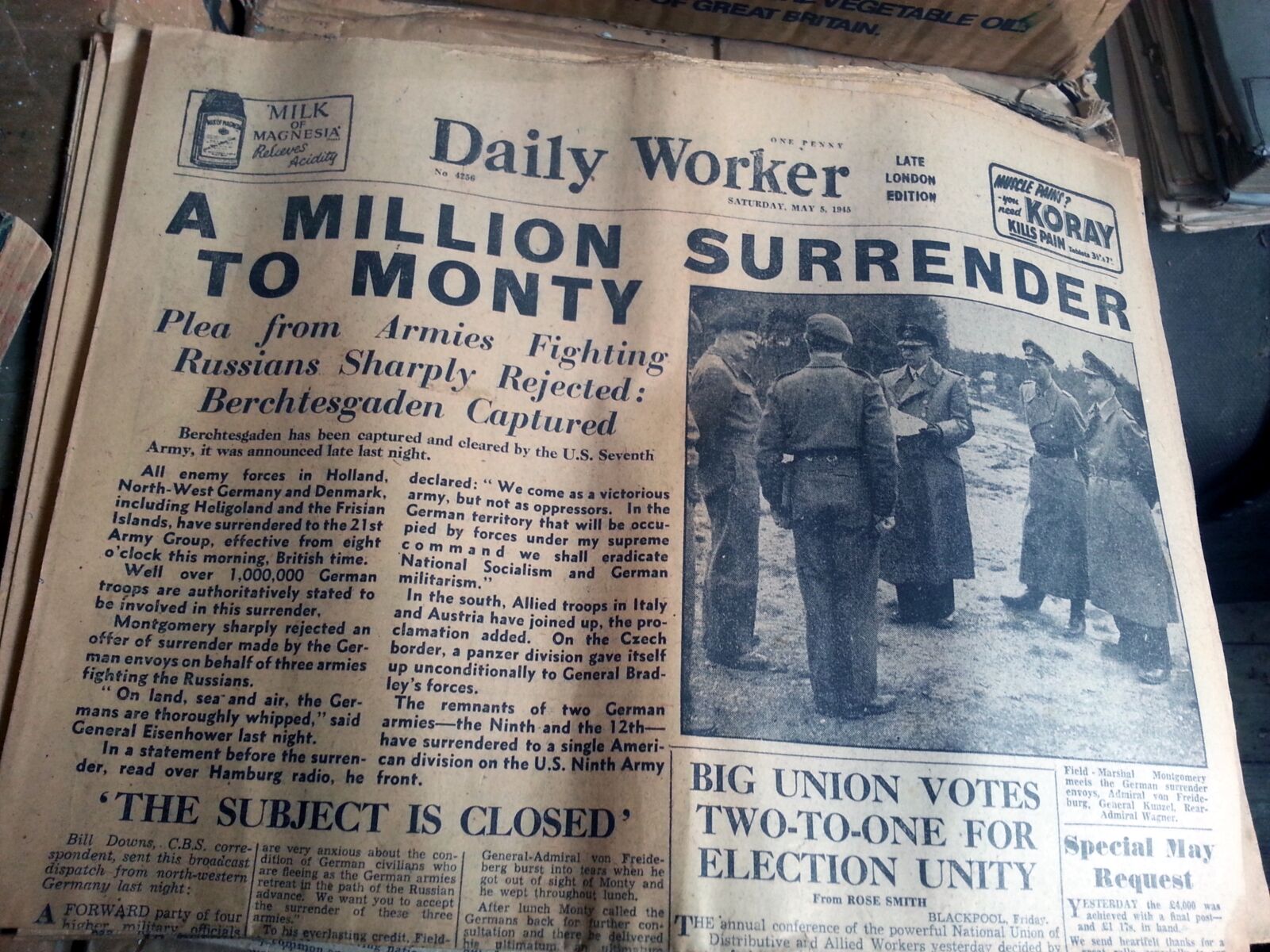 Samsung Galaxy Note2 sample photo. Old newspaper, daily worker photography