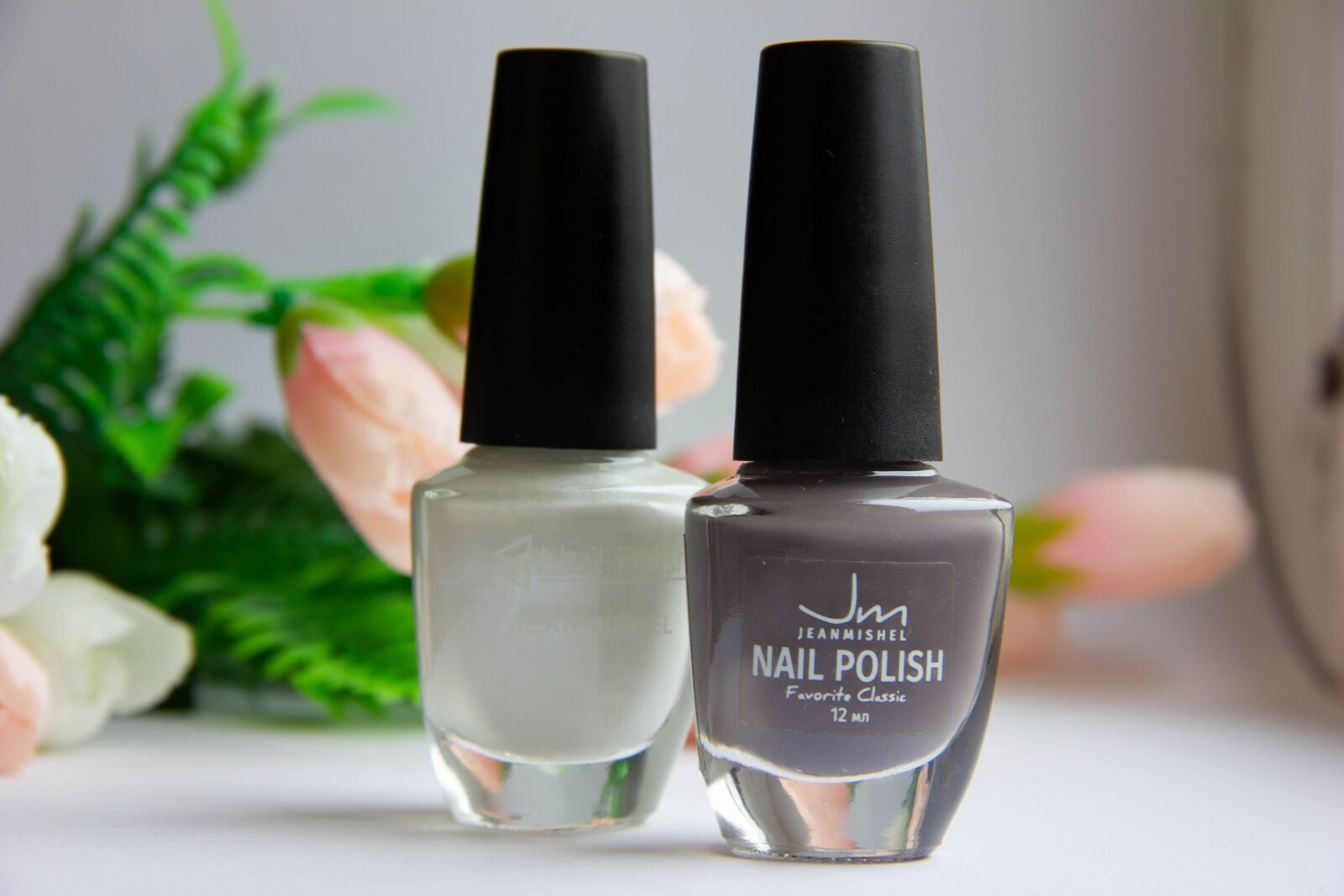Canon EF-S 18-135mm F3.5-5.6 IS sample photo. Nail gel, beauty, manicure photography
