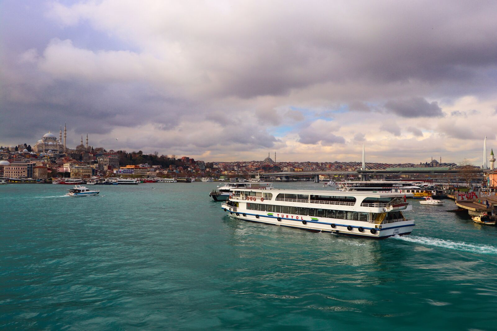 Canon EOS 77D (EOS 9000D / EOS 770D) + Canon EF-S 18-135mm F3.5-5.6 IS STM sample photo. Istanbul, turkey, ship photography