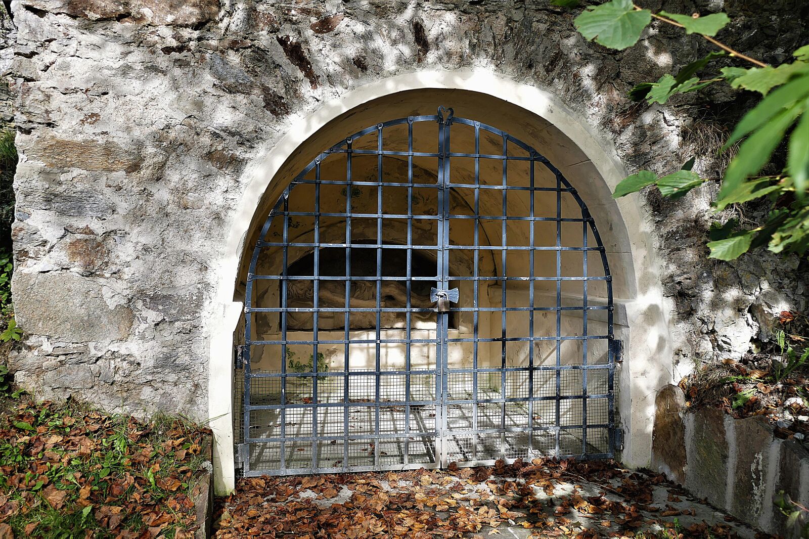 Panasonic Lumix DMC-FZ1000 sample photo. Iron gate, shrine, vault photography