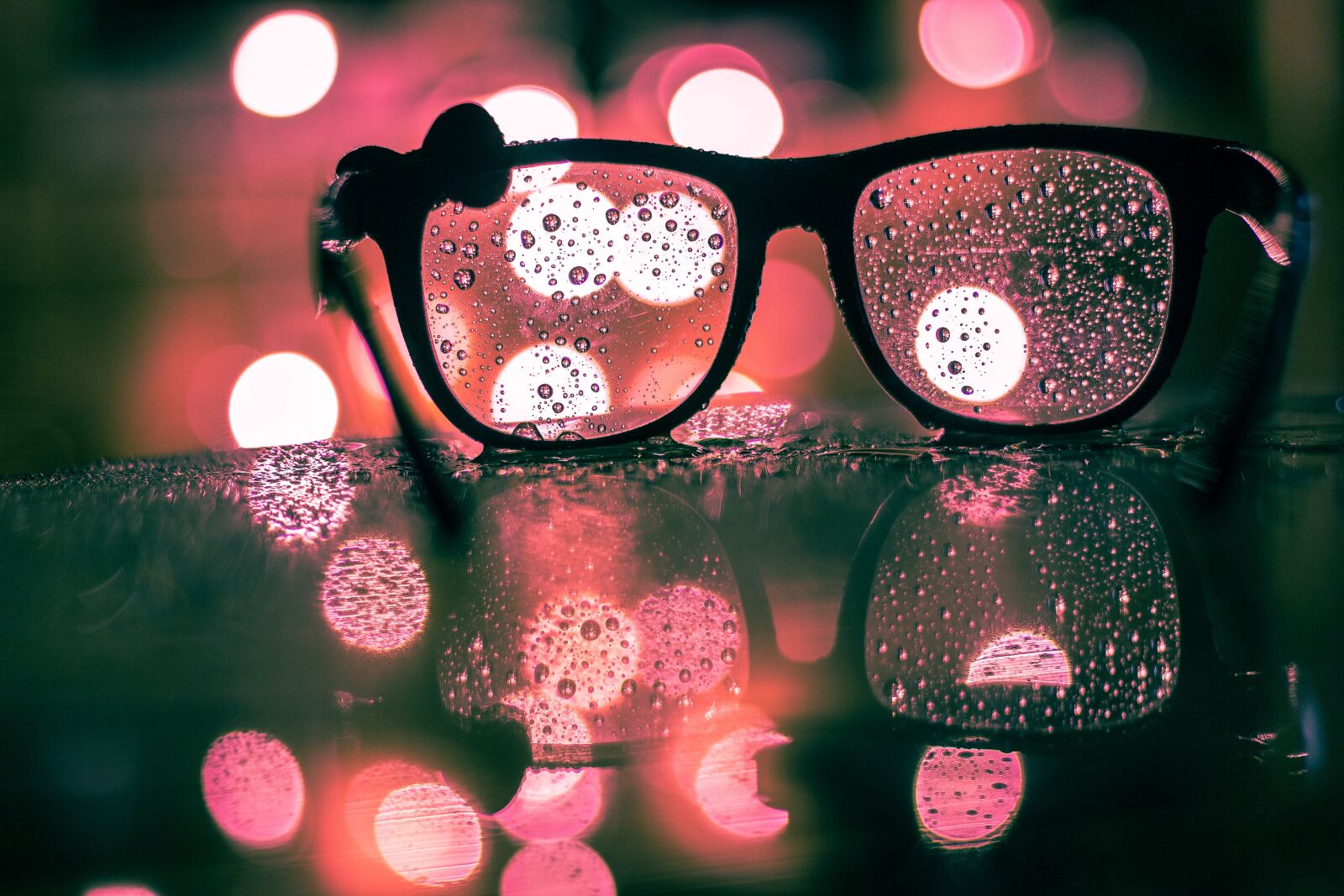 Canon EOS 600D (Rebel EOS T3i / EOS Kiss X5) + Canon EF 50mm F1.8 II sample photo. Bokeh, glass, pink photography