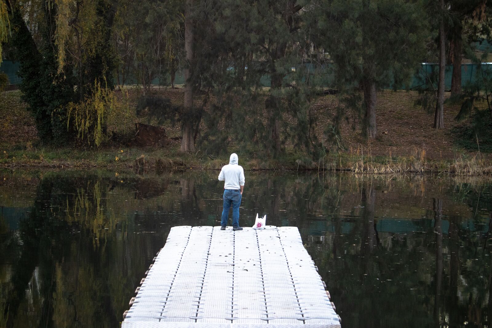 Canon EOS 200D (EOS Rebel SL2 / EOS Kiss X9) sample photo. Person, contemplation, back photography