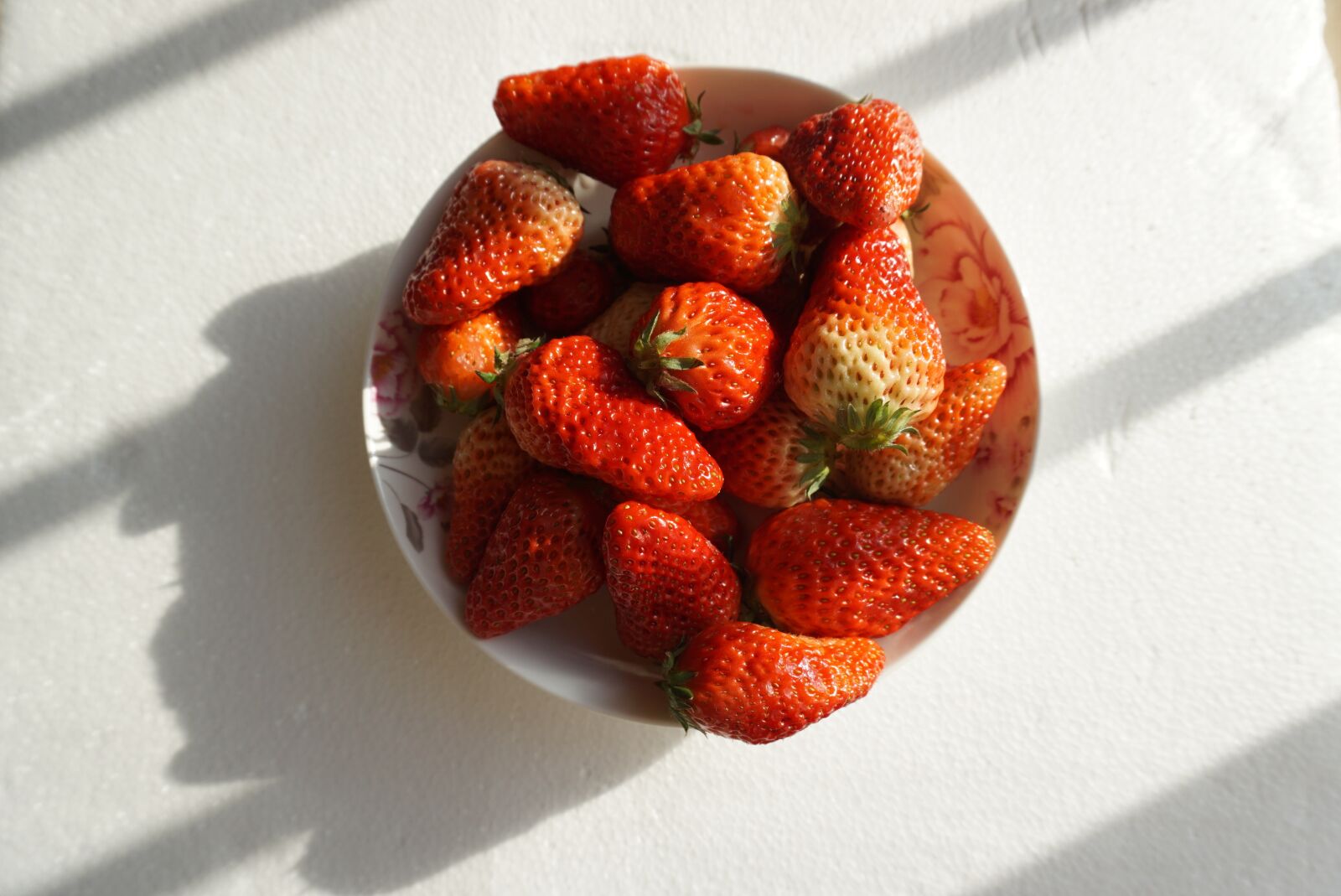 Sony a5100 sample photo. Strawberry, light and shadow photography
