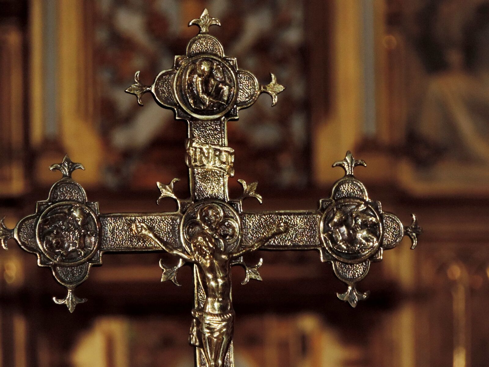 Nikon Coolpix P520 sample photo. Altar, cathedral, catholic, cross photography