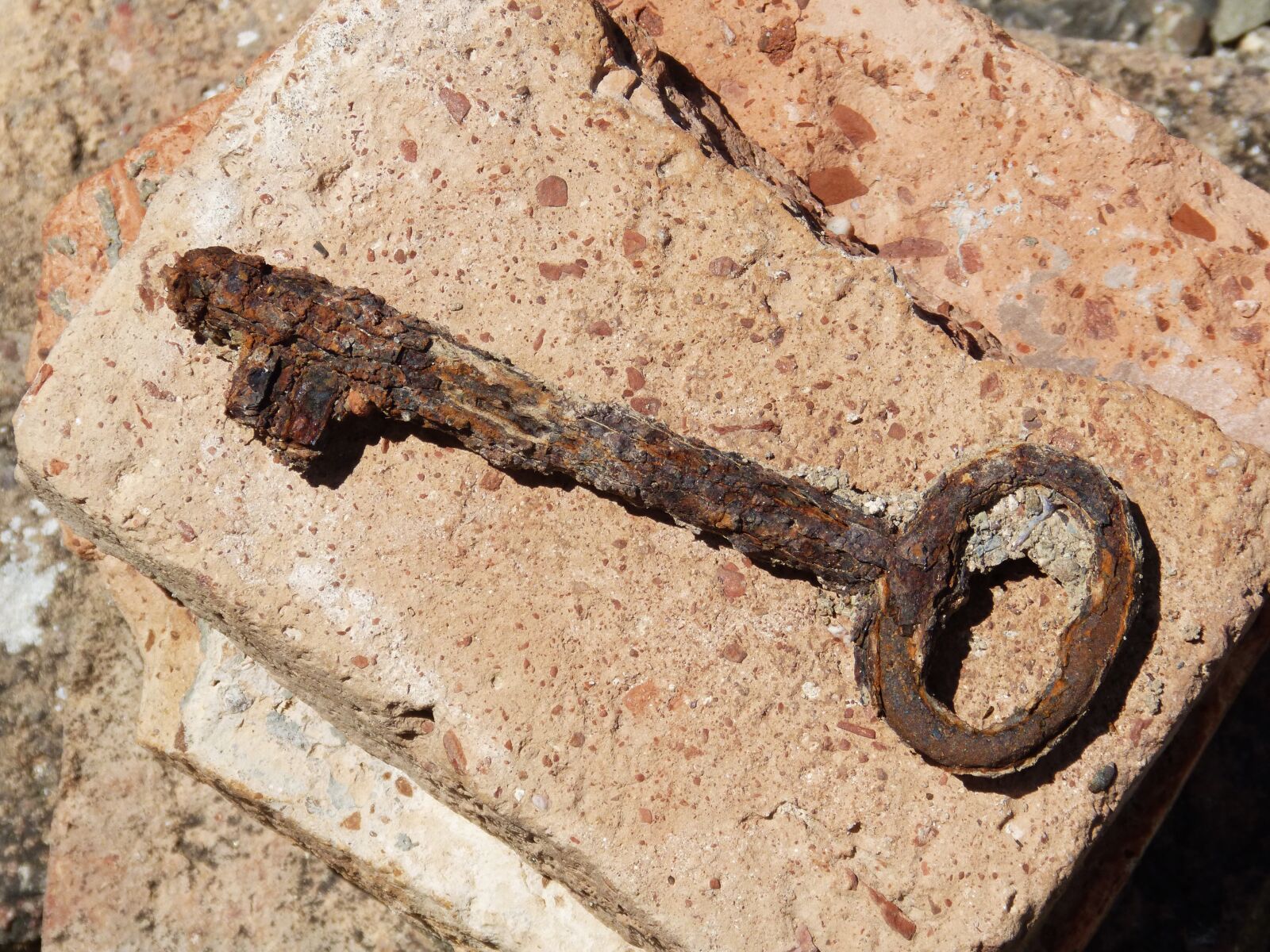 Panasonic DMC-FZ62 sample photo. Key, rusty, open photography