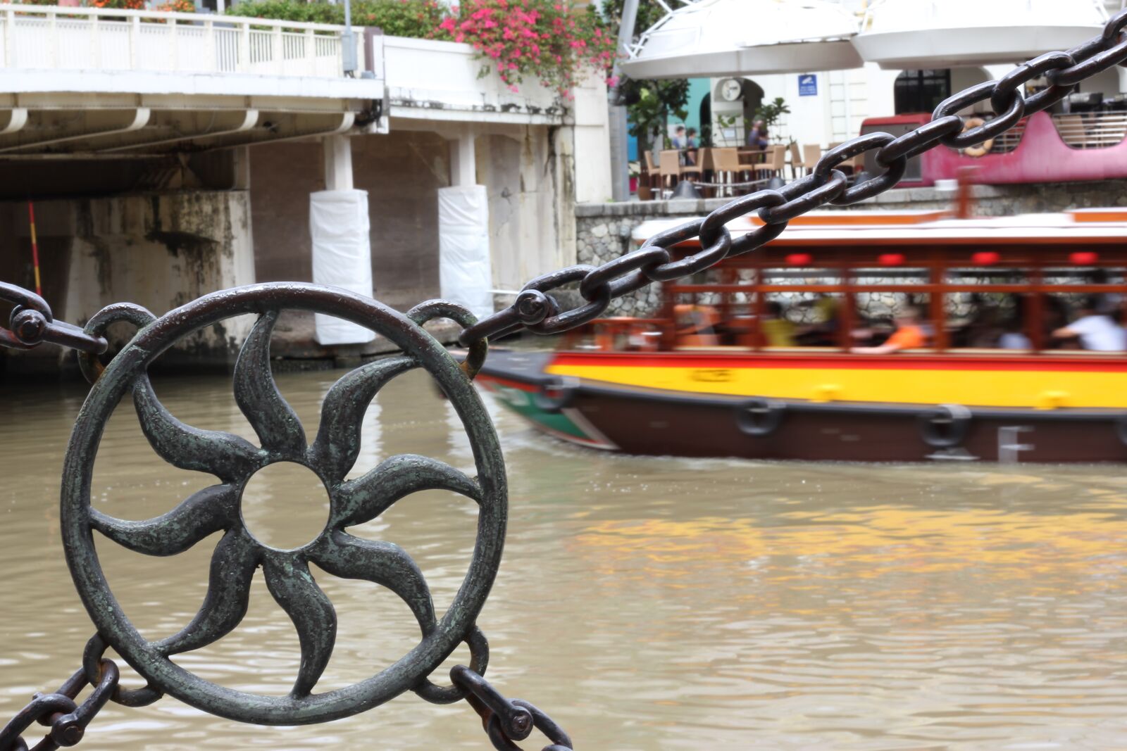 Canon EOS 550D (EOS Rebel T2i / EOS Kiss X4) sample photo. Singapore, river, boat photography
