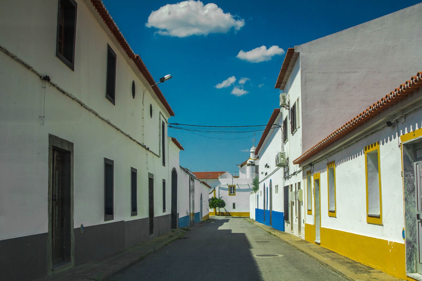 Canon EOS 60D + Canon EF 24-105mm F4L IS USM sample photo. Street, houses, portugal photography