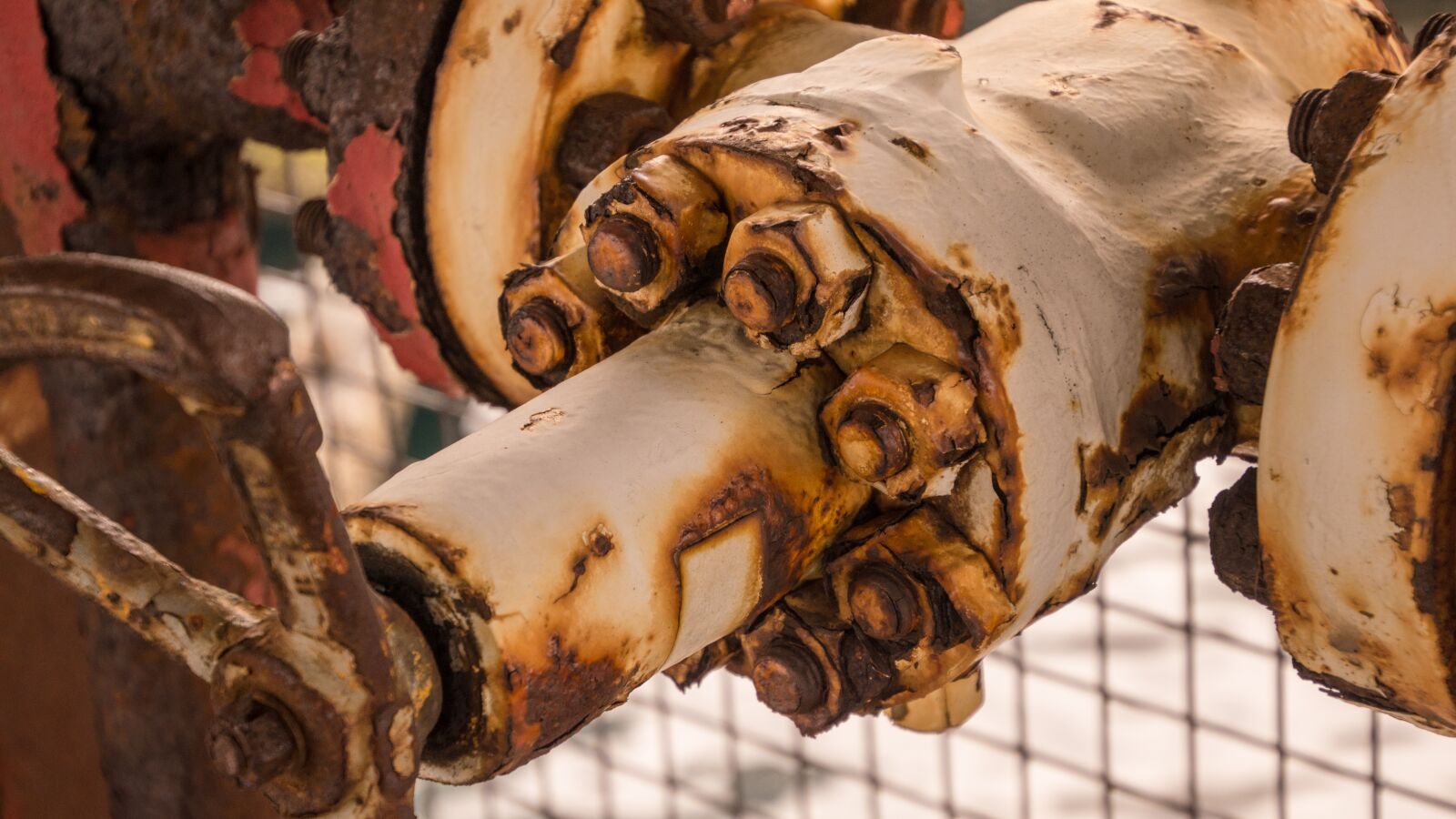 Tamron 16-300mm F3.5-6.3 Di II VC PZD Macro sample photo. Screw, rust, industry photography