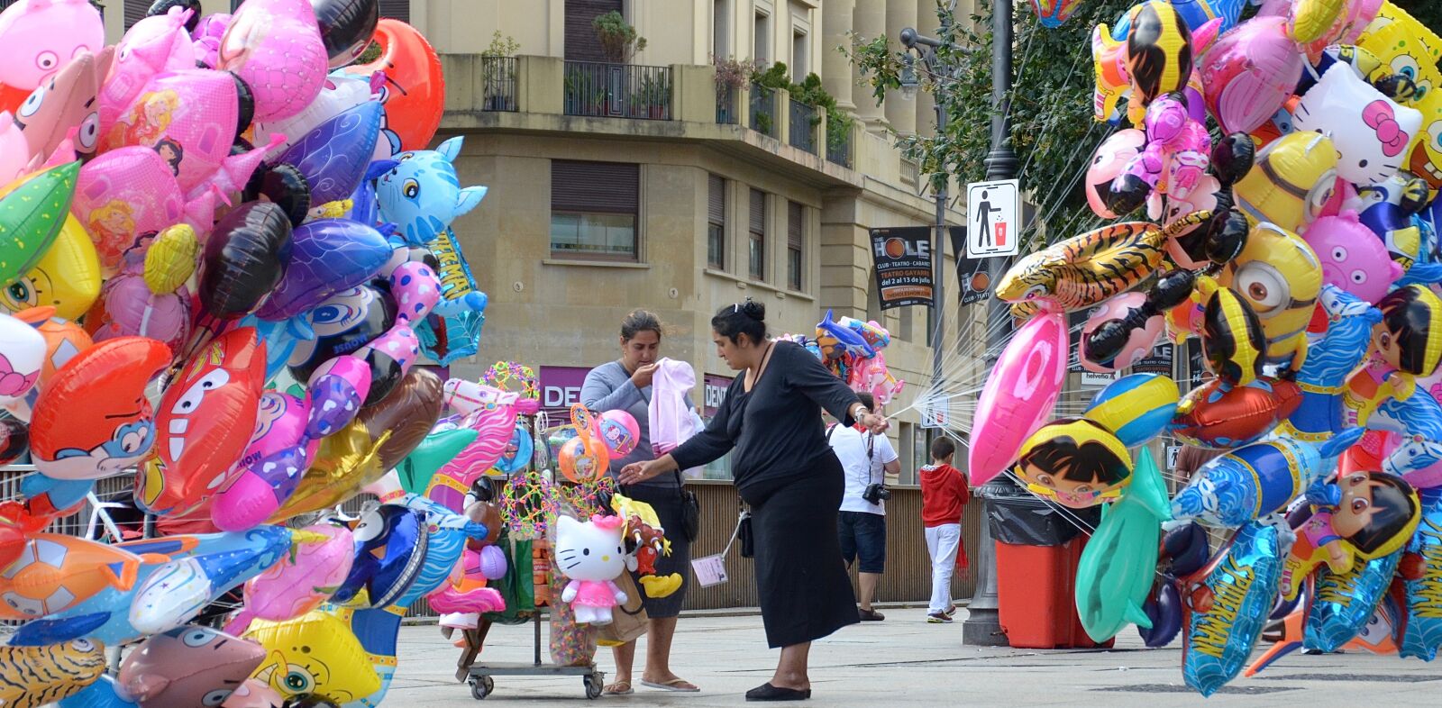 Nikon D7000 sample photo. Balloon lady, balloons, europe photography
