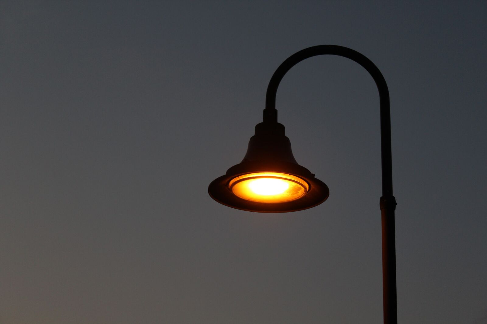 Canon EOS 1200D (EOS Rebel T5 / EOS Kiss X70 / EOS Hi) sample photo. Lamp, light, evening photography