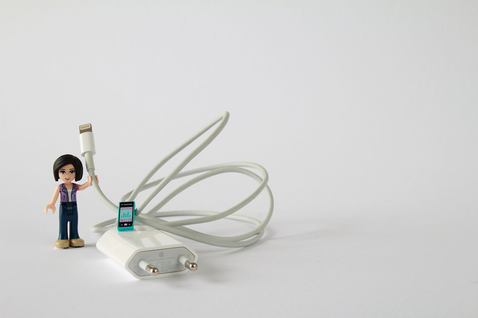 Canon EOS 100D (EOS Rebel SL1 / EOS Kiss X7) sample photo. Woman, charging cable, recharger photography