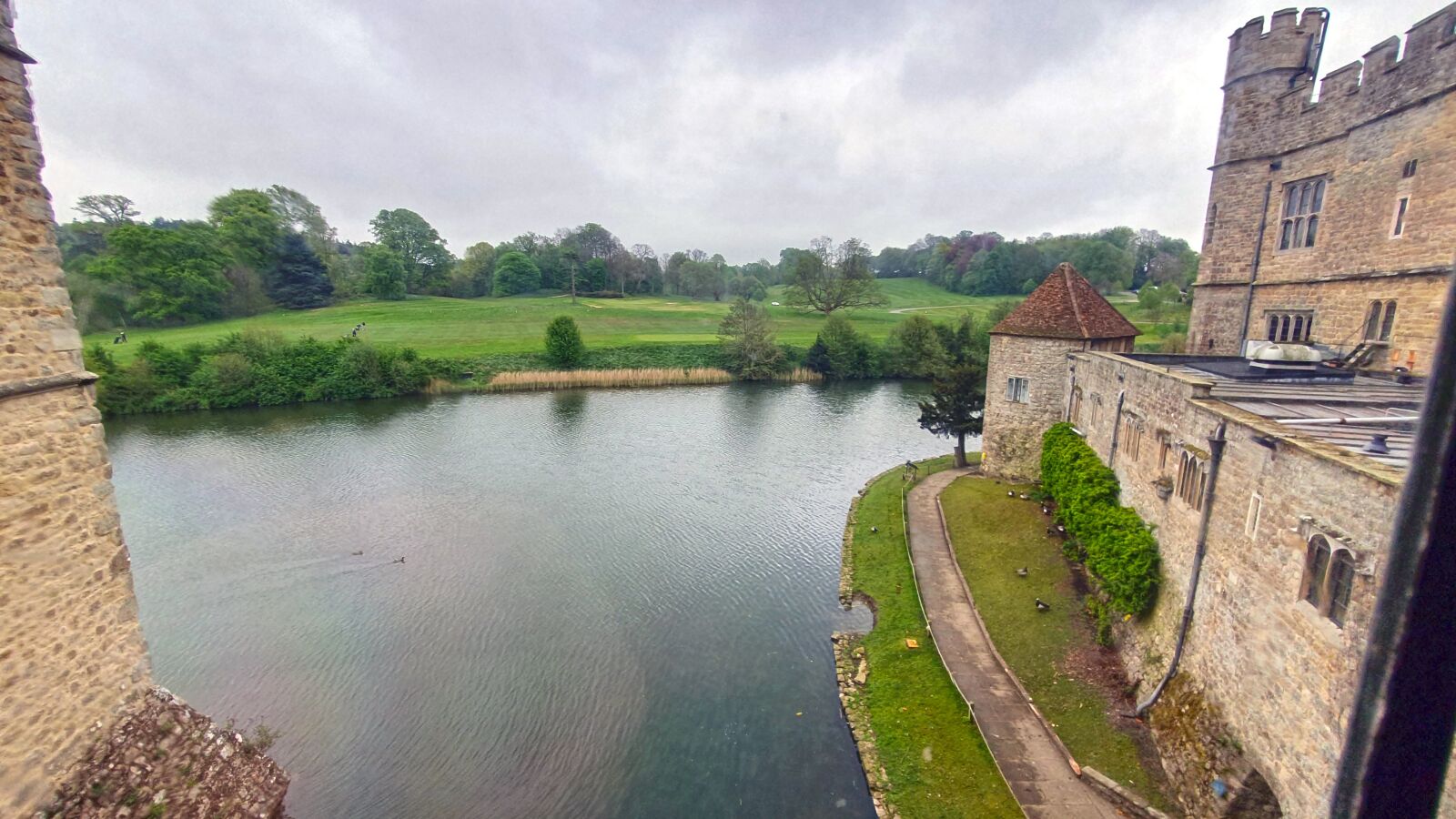 Samsung Galaxy S10 sample photo. Leeds, castle, lake photography