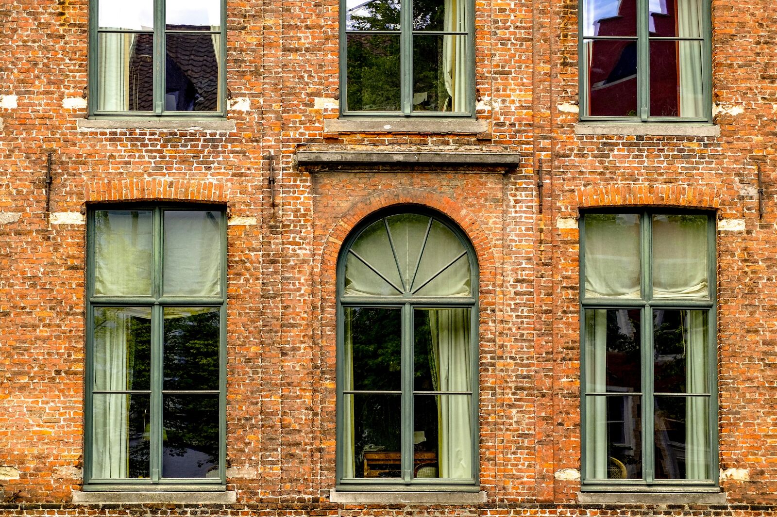 Fujifilm X30 sample photo. Building, facade, window photography