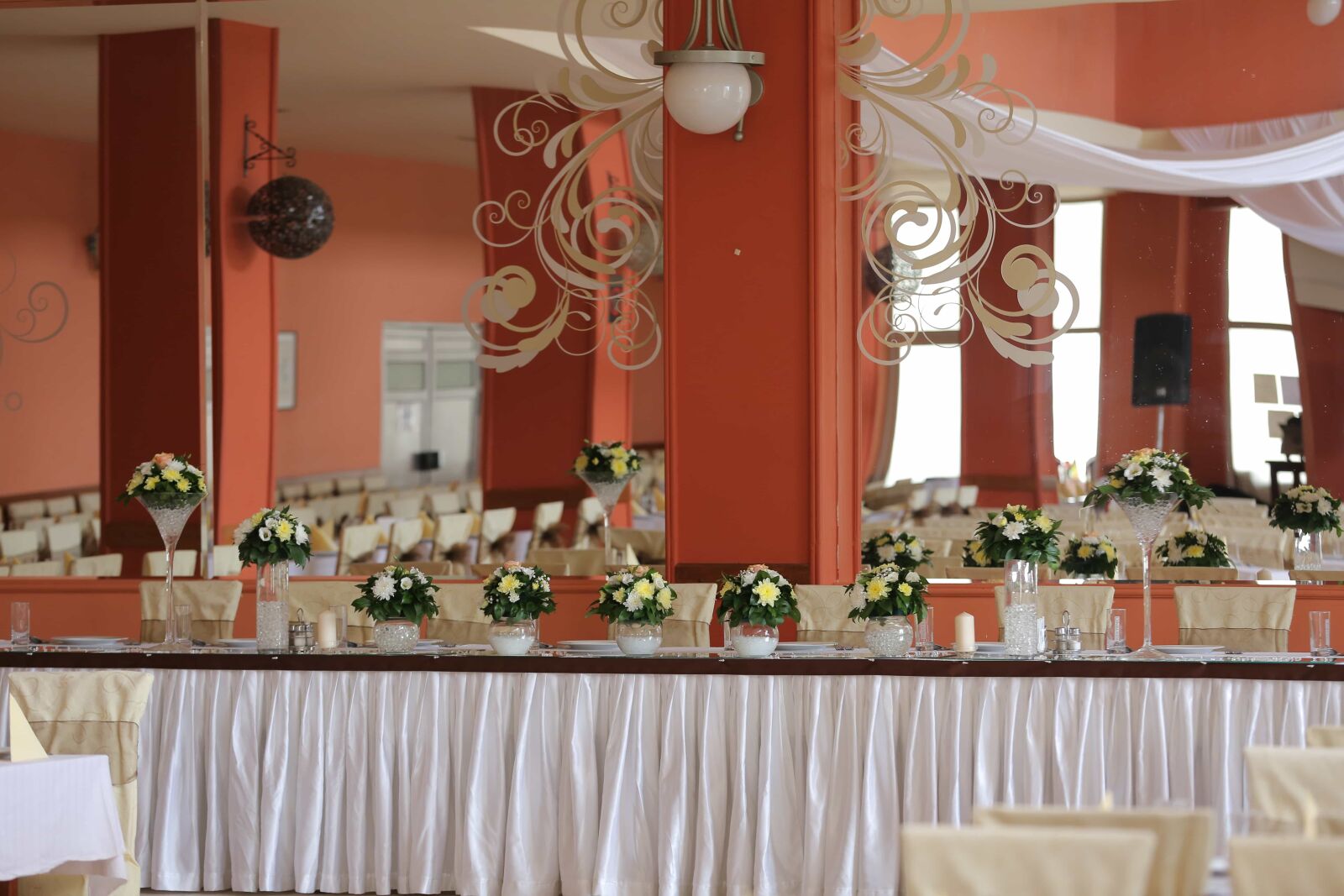 Canon EOS 5D Mark III sample photo. Dining area, mirror, tablecloth photography