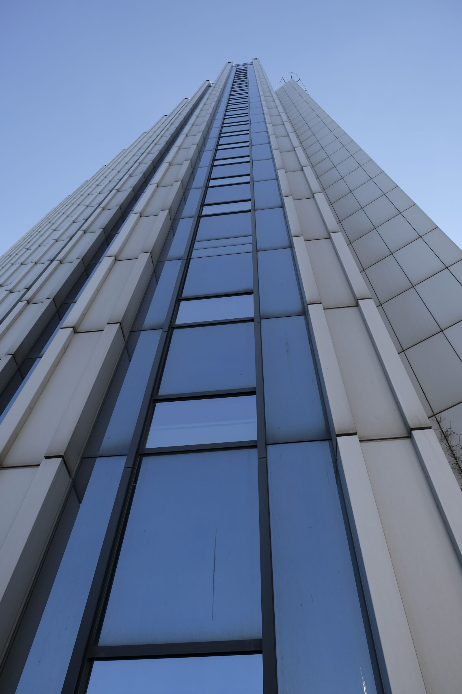 Fujifilm XF 18-55mm F2.8-4 R LM OIS sample photo. Building, skyscraper, architecture photography